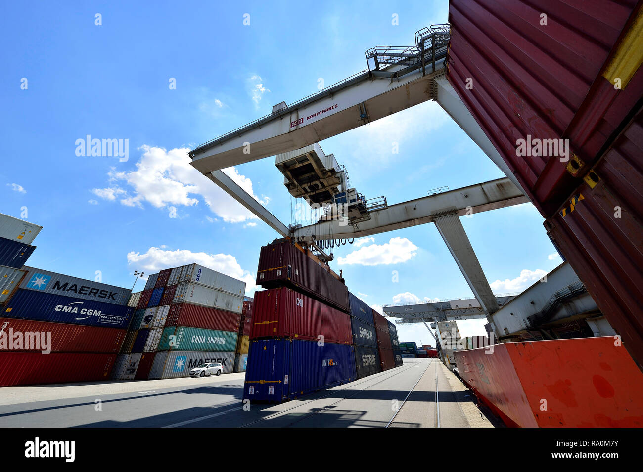 28.06.2018, Duisburg, Nordrhein-Westfalen, Deutschland. Binnenhafen a Duisburg. Die Duisburg-Ruhrorter Haefen gelten als groesster Binnenhafen Europa Foto Stock