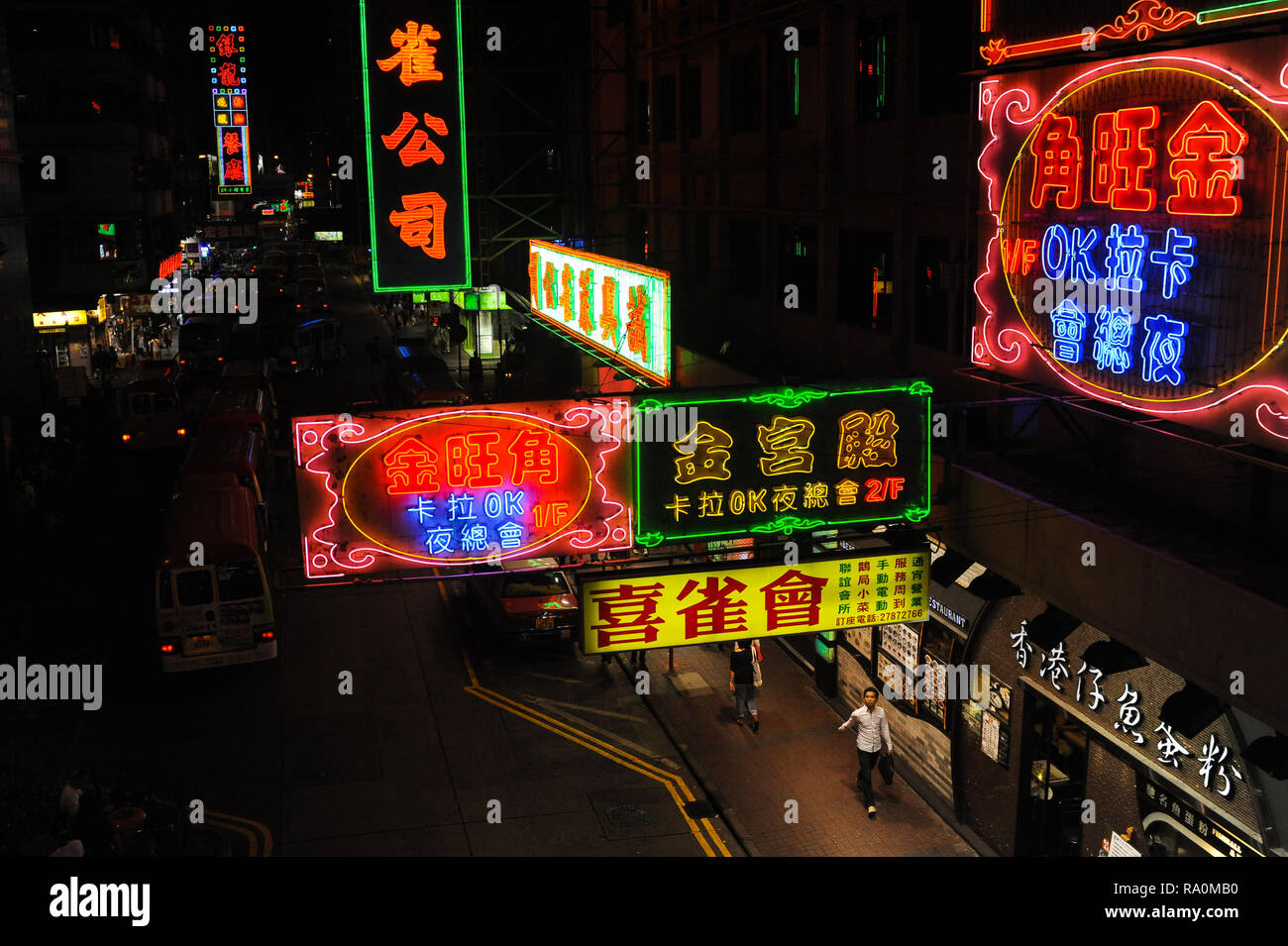 11.10.2014, Hongkong, Volksrepublik China, Asien - Bunte Neonschilder beleuchten eine Strasse in Kowloons Arbeiterviertel Mong Kok. 0SL141011D002CARO. Foto Stock