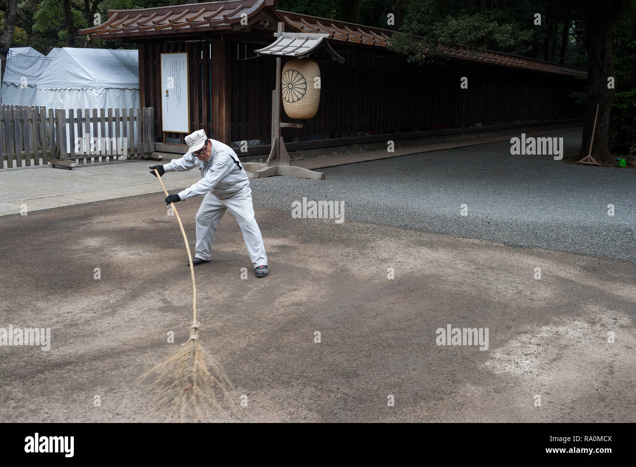 31.12.2017, Tokio, Giappone, Asien - Ein Tempelarbeiter fegt Mit einem Reisigbesen das Gelaende am Meiji-Schrein in Shibuya. 0SL171231D052CARO.JPG [modello Foto Stock