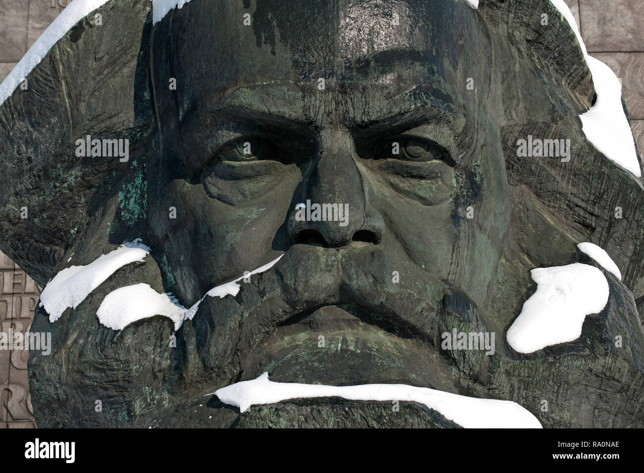 02.12.2010, Chemnitz, in Sassonia, Germania - neve parti coperte di Marx un monumento a Chemnitz. Proletari di tutti i paesi, unitevi. 0Ux101202D267CAROEX Foto Stock