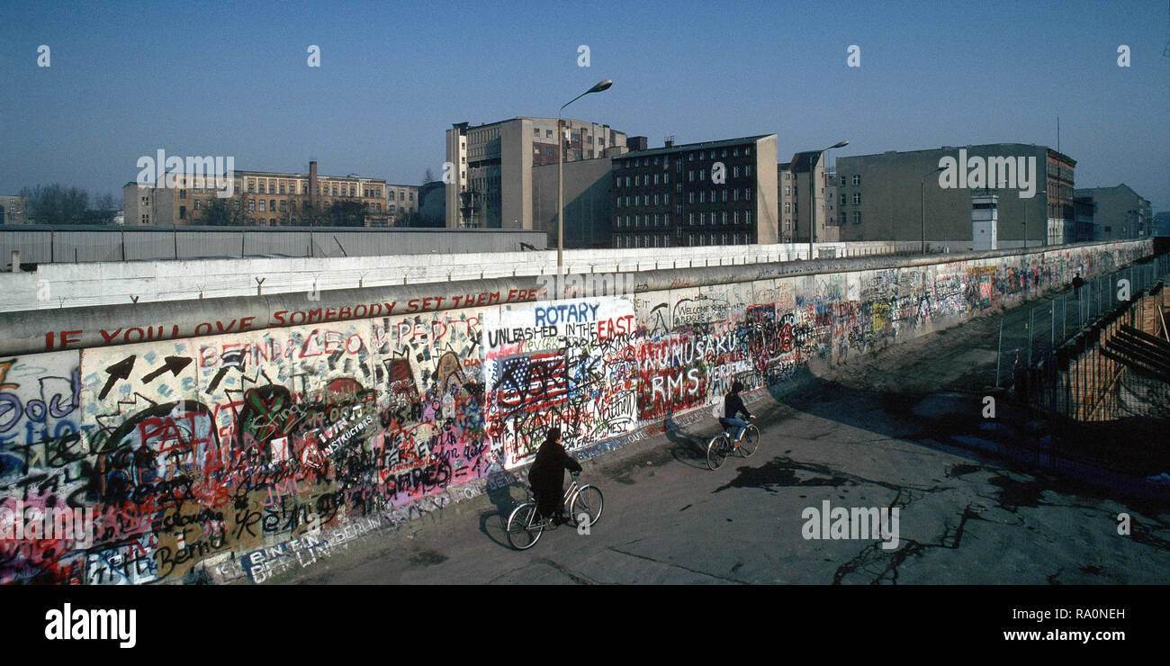 10.02.1987, Berlin, Berlin, Germania - Blick von Westberlin ueber die Mauer nach Ostberlin. 0Ux870210D005CAROEX.JPG [modello di rilascio: NO, proprietà RELEAS Foto Stock