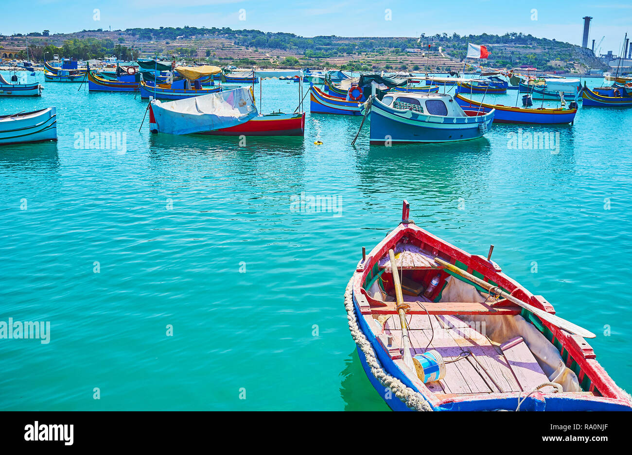 Il legno colorato luzzu barche sono la perla del piccolo villaggio di pescatori di Marsaxlokk, Malta. Foto Stock