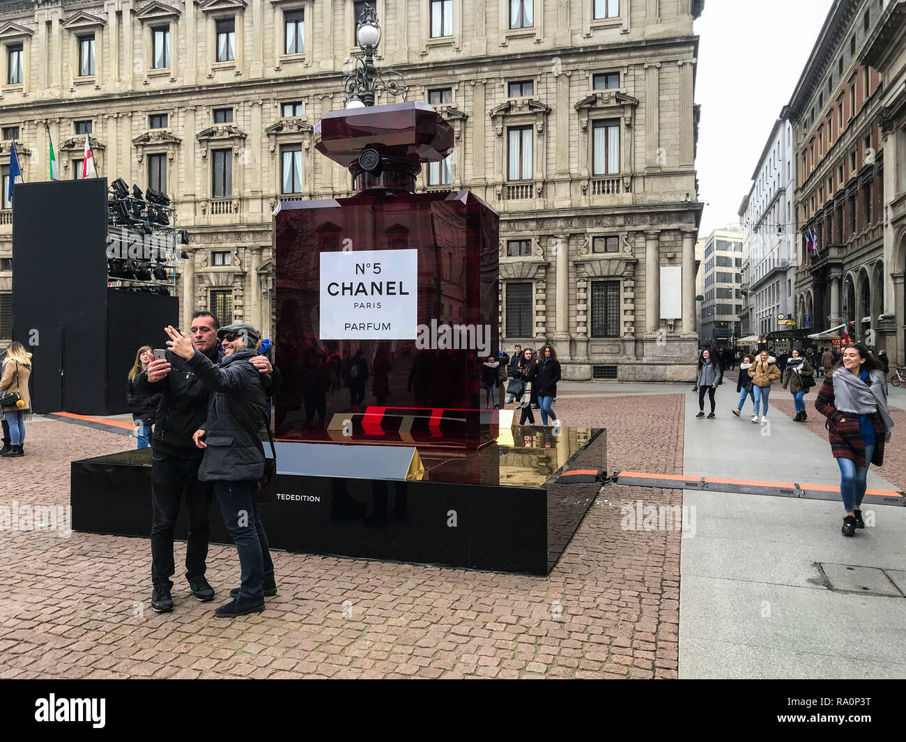 Un gigante bottiglia di profumo Chanel collocato di fronte a Palazzo  Marino, sede di uffici amministrativi di Milano Foto stock - Alamy
