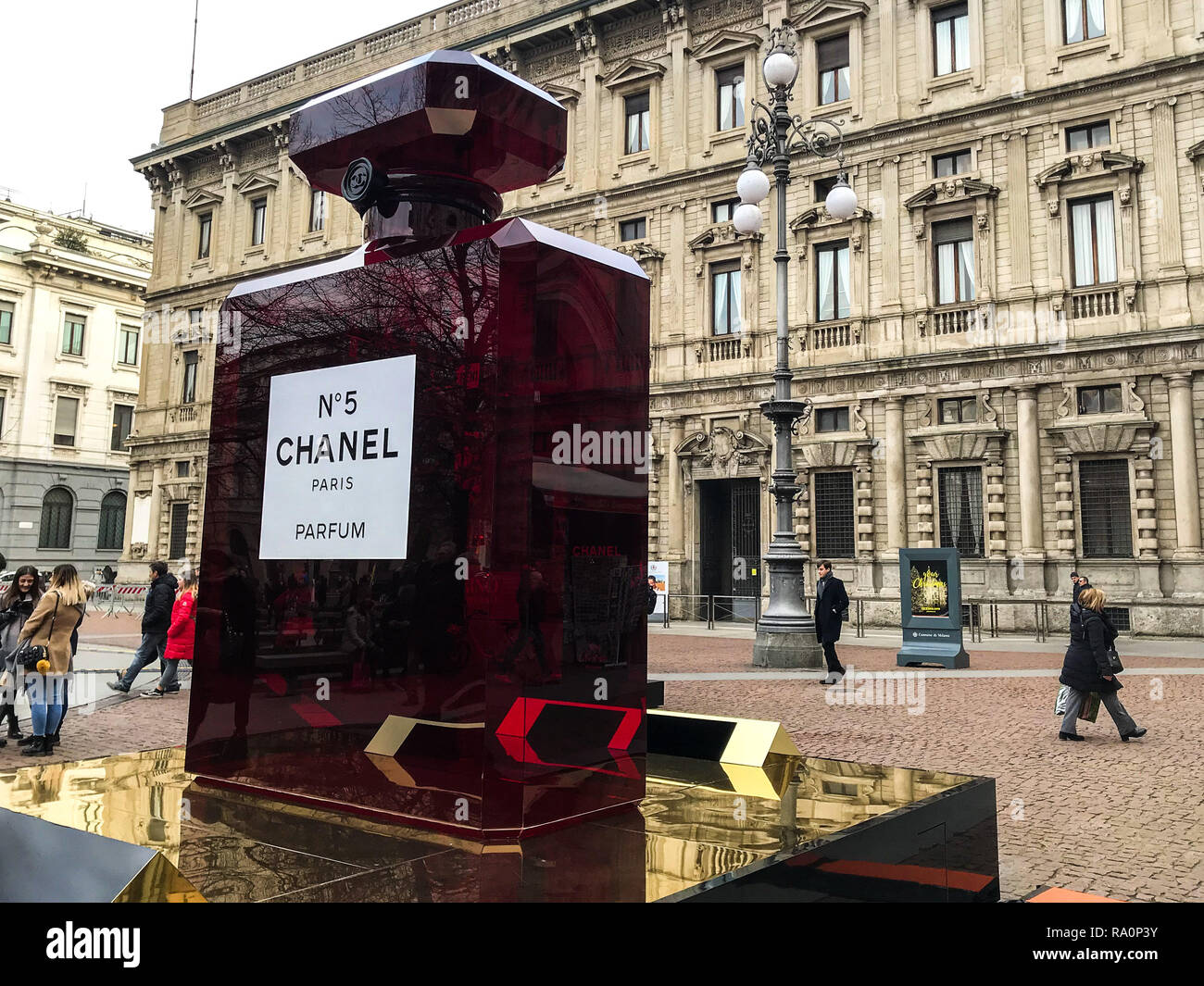 Un gigante bottiglia di profumo Chanel collocato di fronte a Palazzo  Marino, sede di uffici amministrativi di Milano Foto stock - Alamy