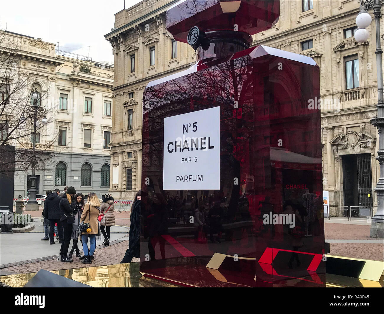 Chanel milano centro immagini e fotografie stock ad alta risoluzione - Alamy