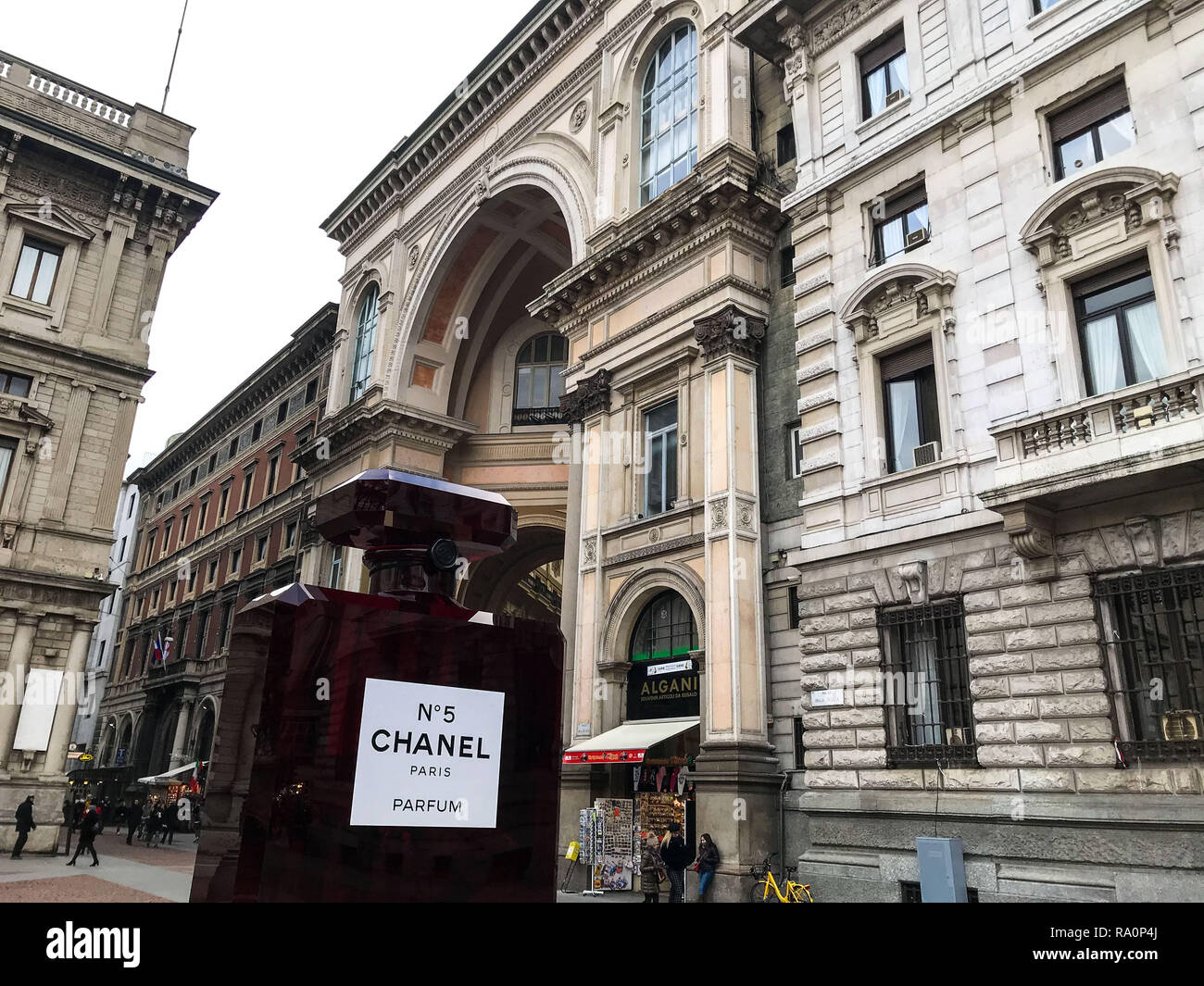 Un gigante bottiglia di profumo Chanel collocato di fronte a Palazzo  Marino, sede di uffici amministrativi di Milano Foto stock - Alamy