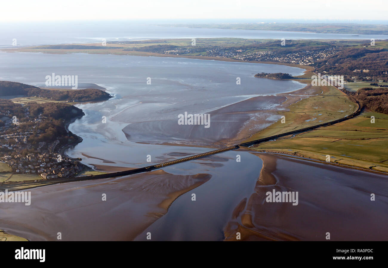 Vista aerea della linea ferroviaria a Arnside, Lancashire come si attraversa il fiume Kent Estuary scendendo da Kendal Foto Stock