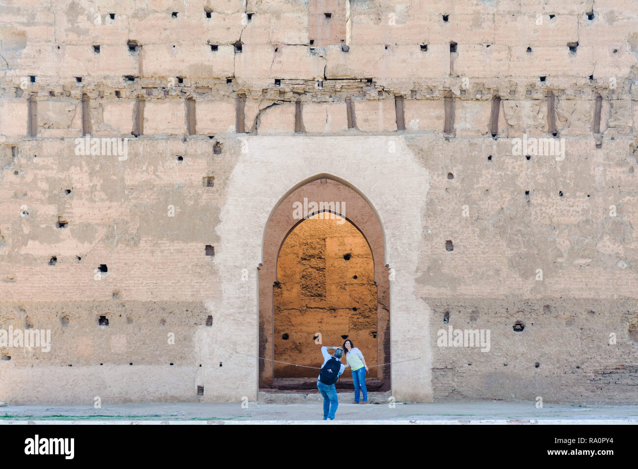 05-03-15, Marrakech, Marocco. I turisti fotografare ogni altro tra i resti del XVI ° secolo El Badii Palace le cui pareti giardino ornamentale e o Foto Stock