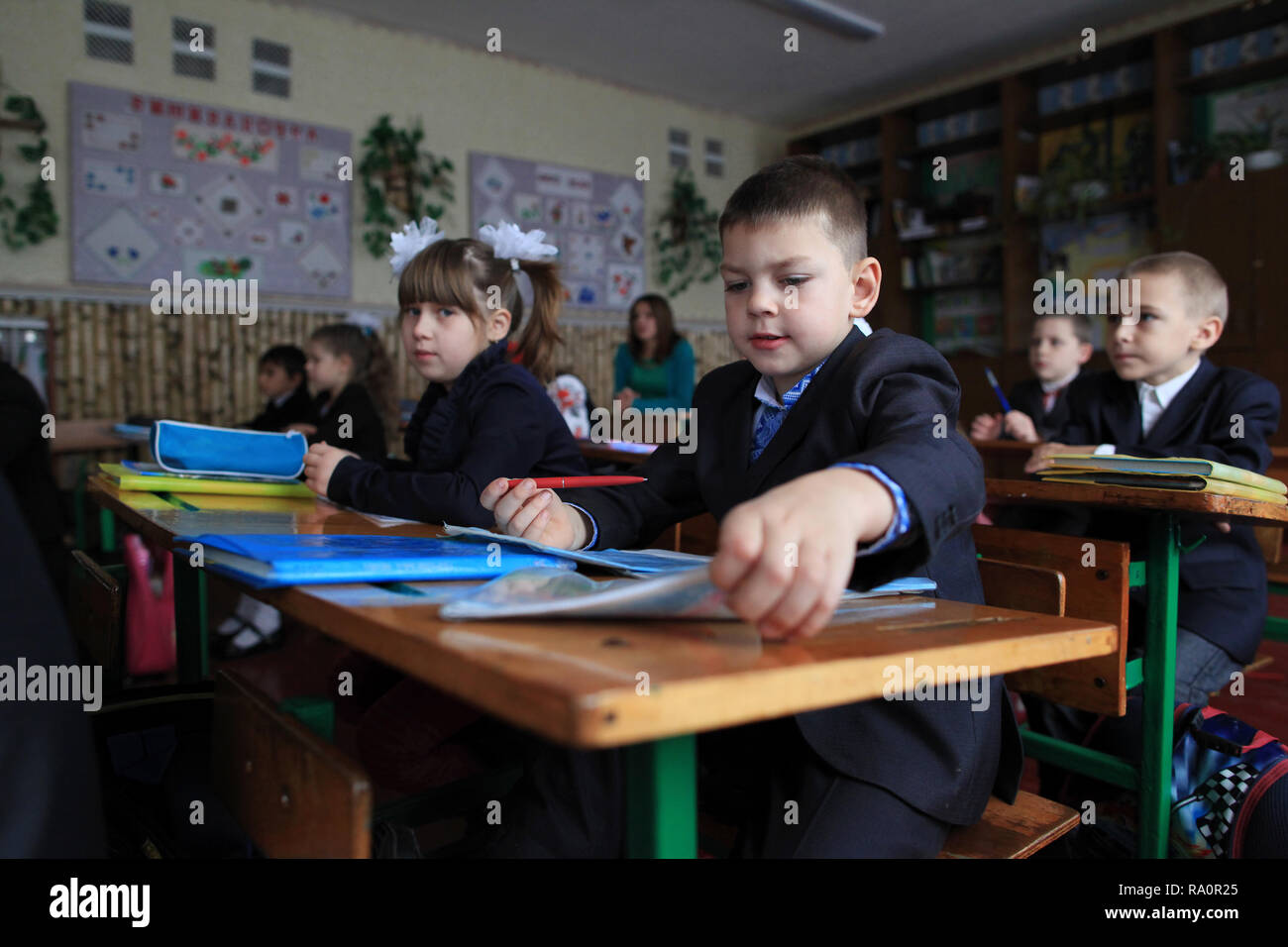 Gli scolari ucraino durante la lezione a scuola di Radinka.Anche se non appartiene al Chernobyl zona di esclusione,l'area è contaminata Foto Stock