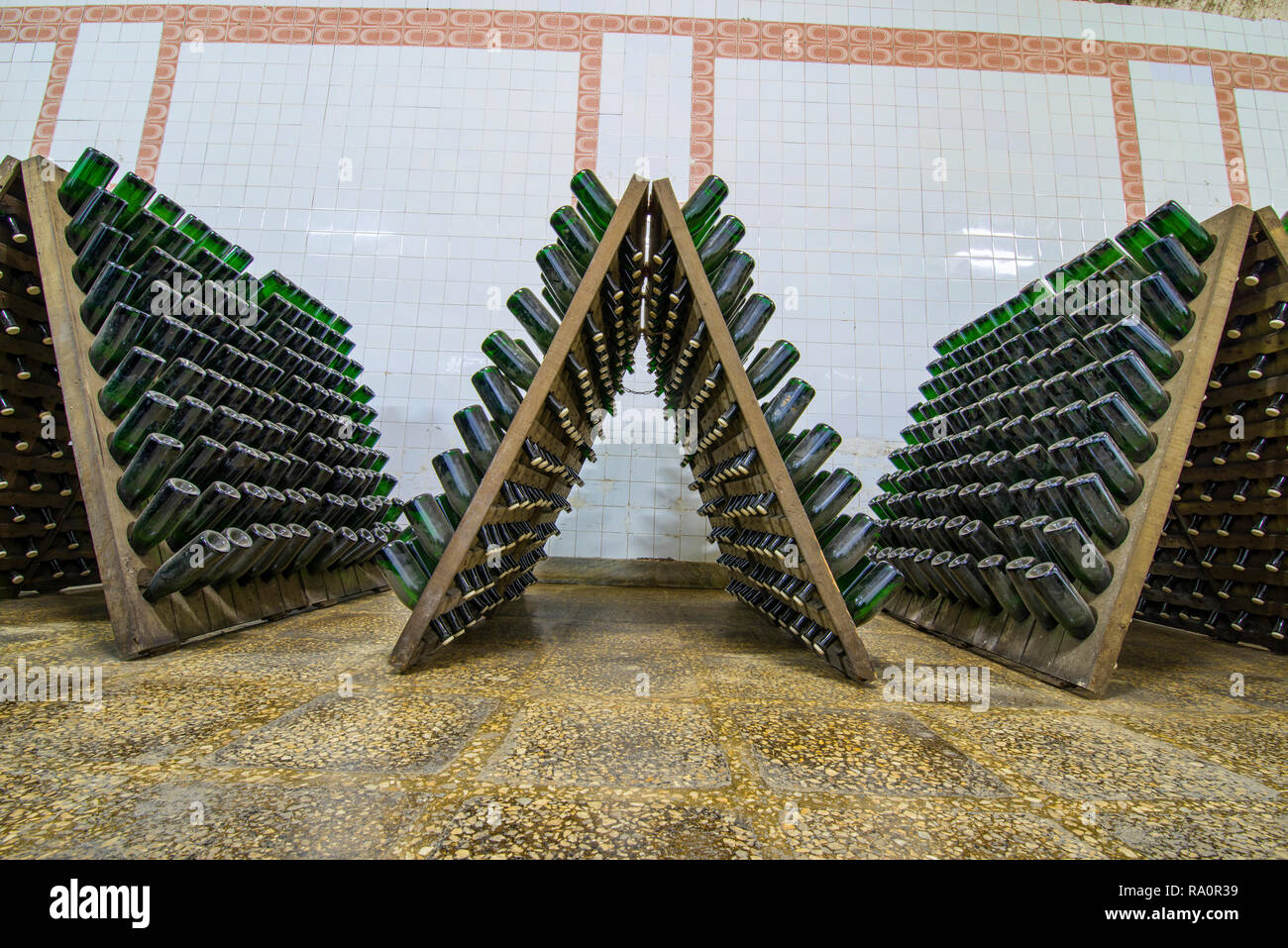 Bottiglie di Champagne fermentare nelle cantine di Champagne Taittinger a  Reims Francia Foto stock - Alamy