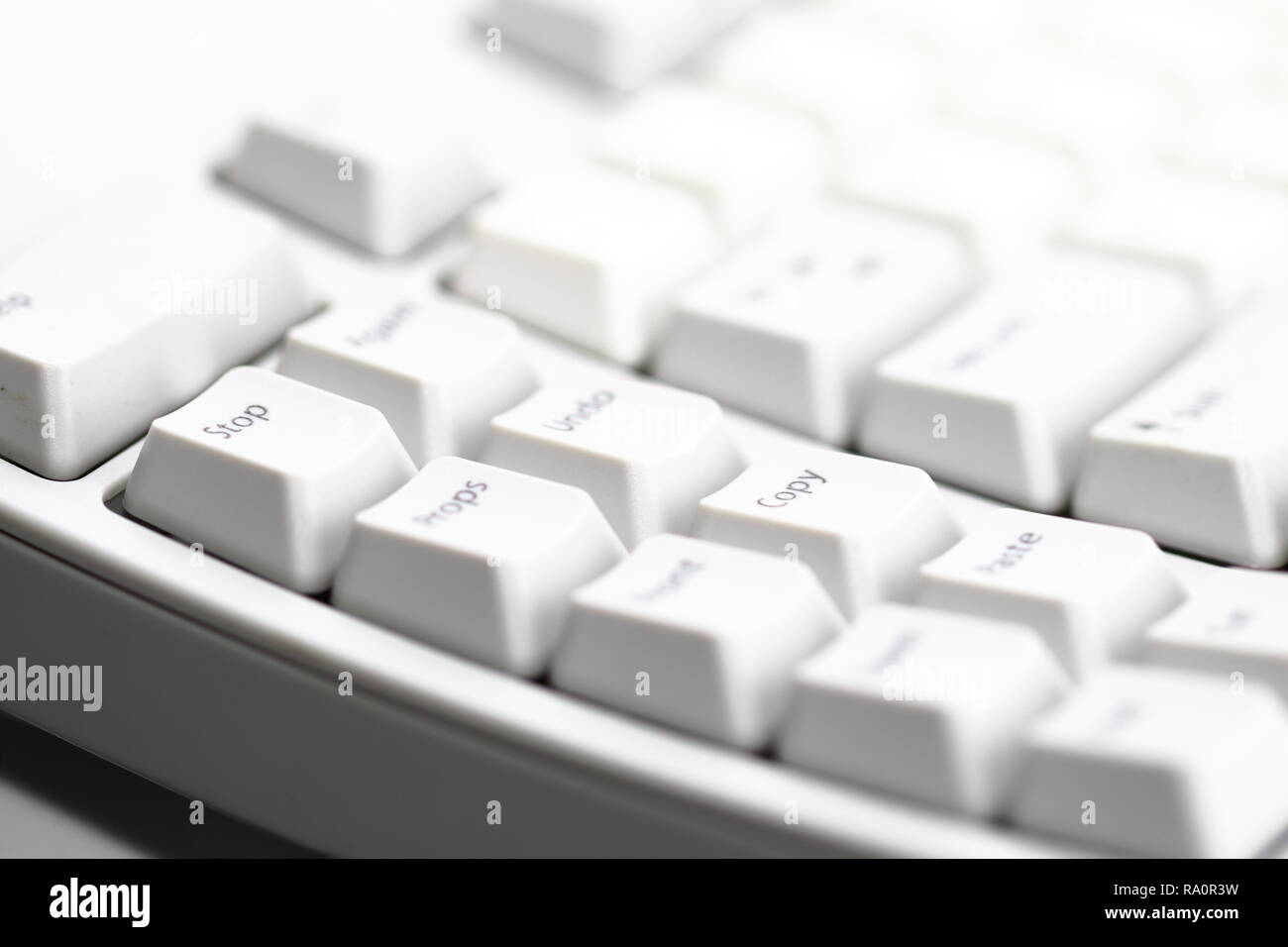 Tastiera moderna per computer. Alcune parti della tastiera bianca per computer, mettere a fuoco il tasto speciale "Stop". Foto Stock