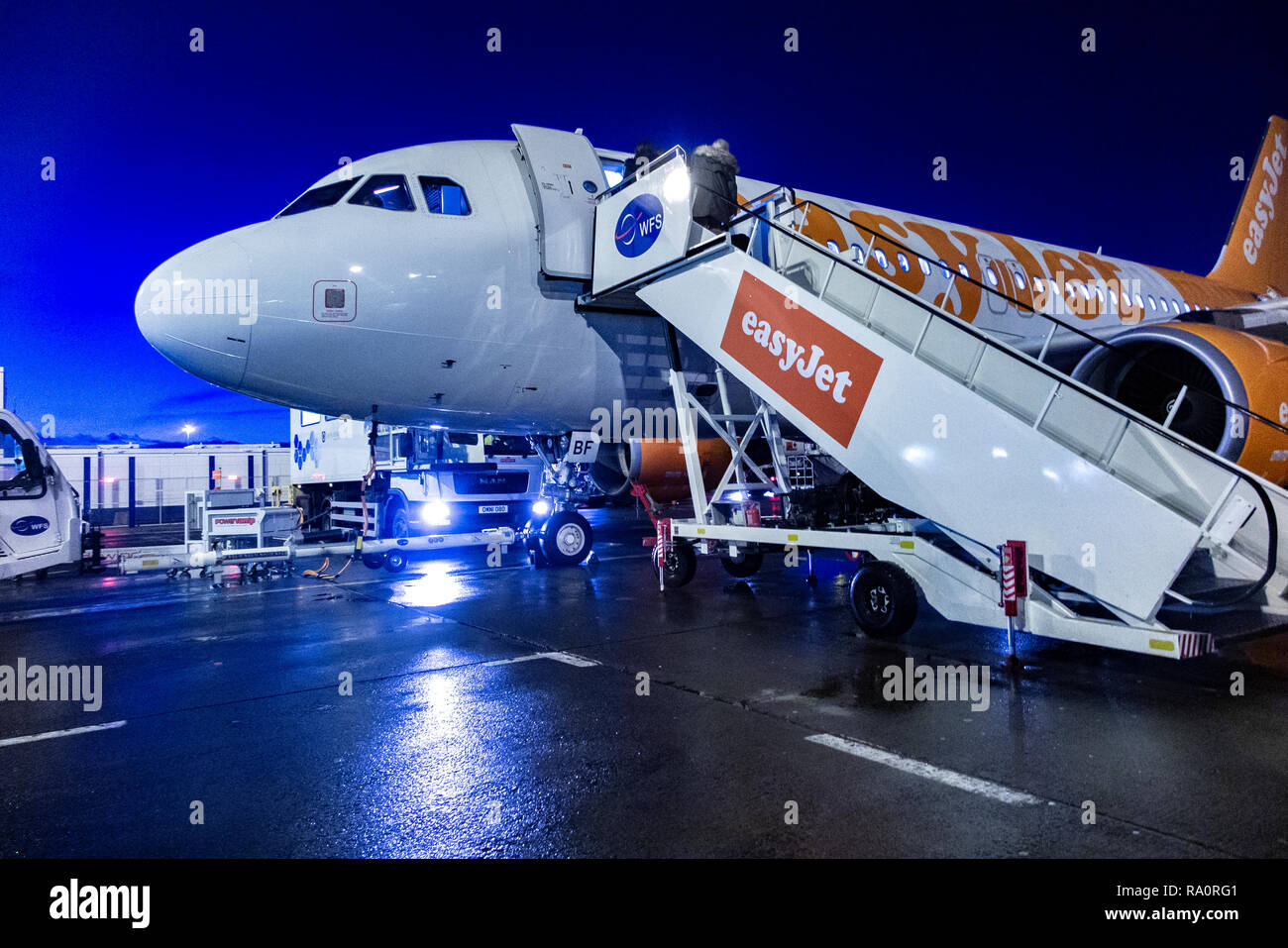 Un aereo Easyjet sulla pista di notte Foto stock - Alamy