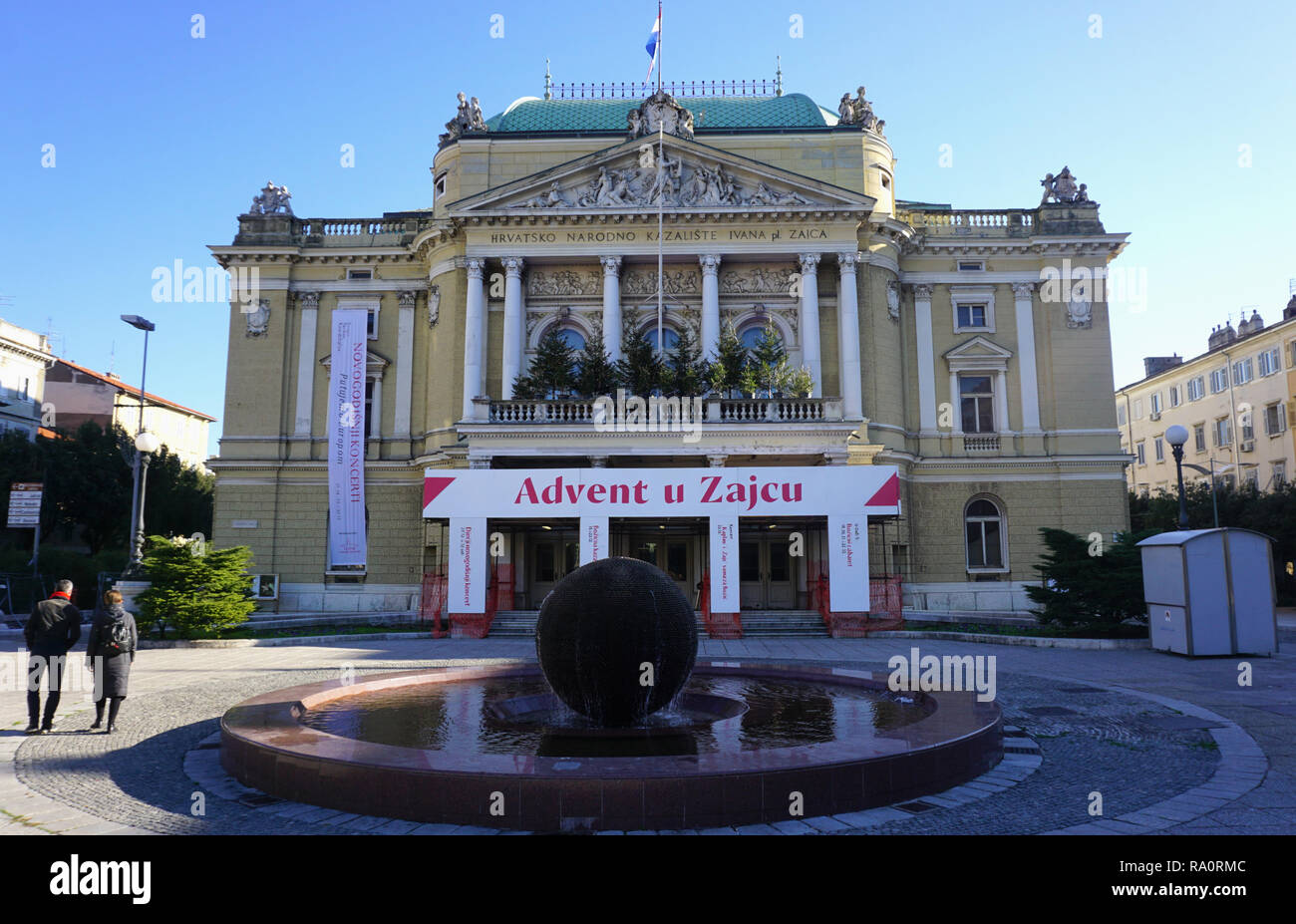 Rijeka, Croazia, Decembar 29, 2018. La costruzione del Croatian National Theatre di Rijeka durante il tempo di Avvento Foto Stock