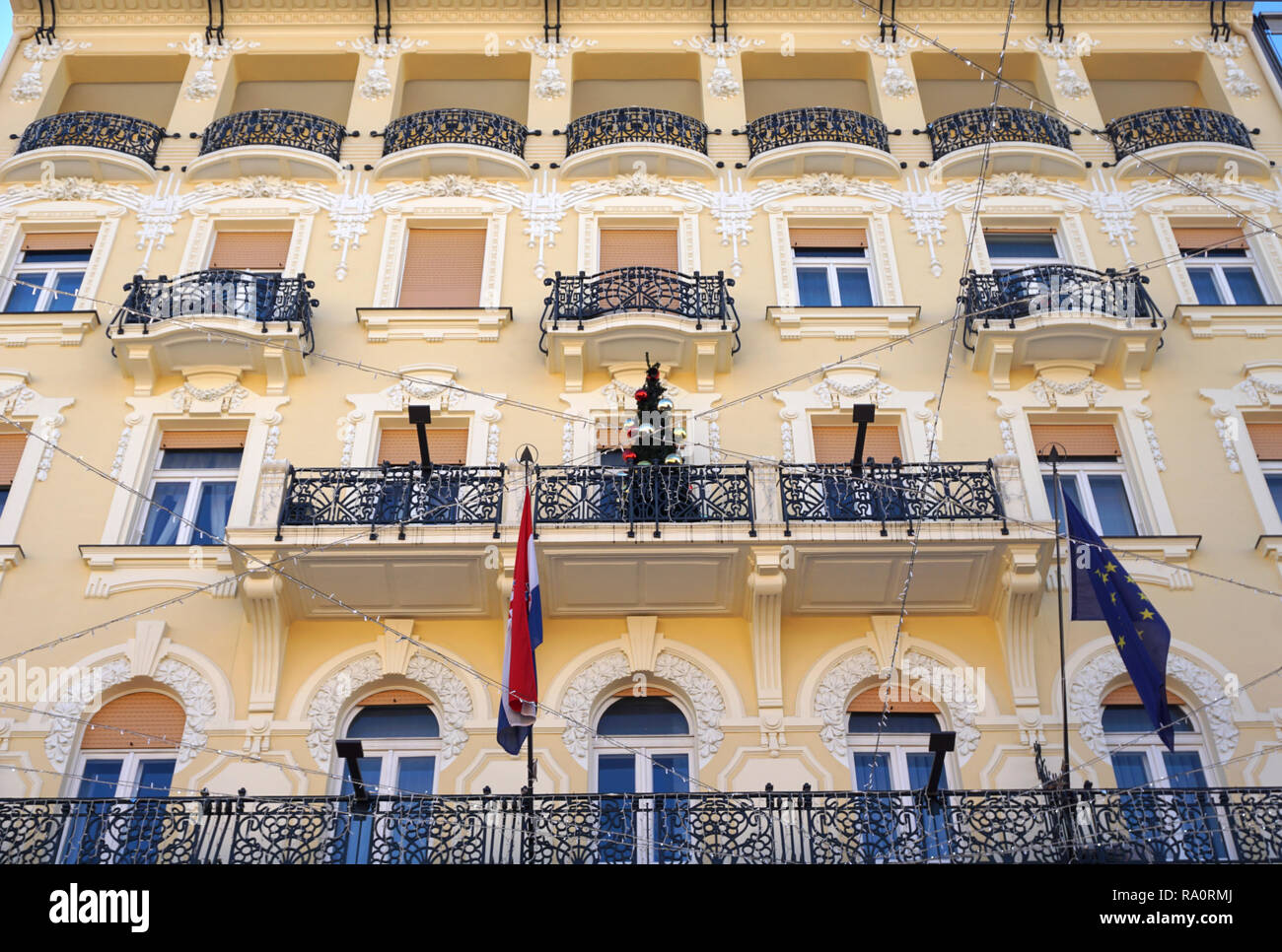 Rijeka, Croazia, Dicembre 29, 2018. Facciata del palazzo della Secessione durante il tempo di Avvento Foto Stock