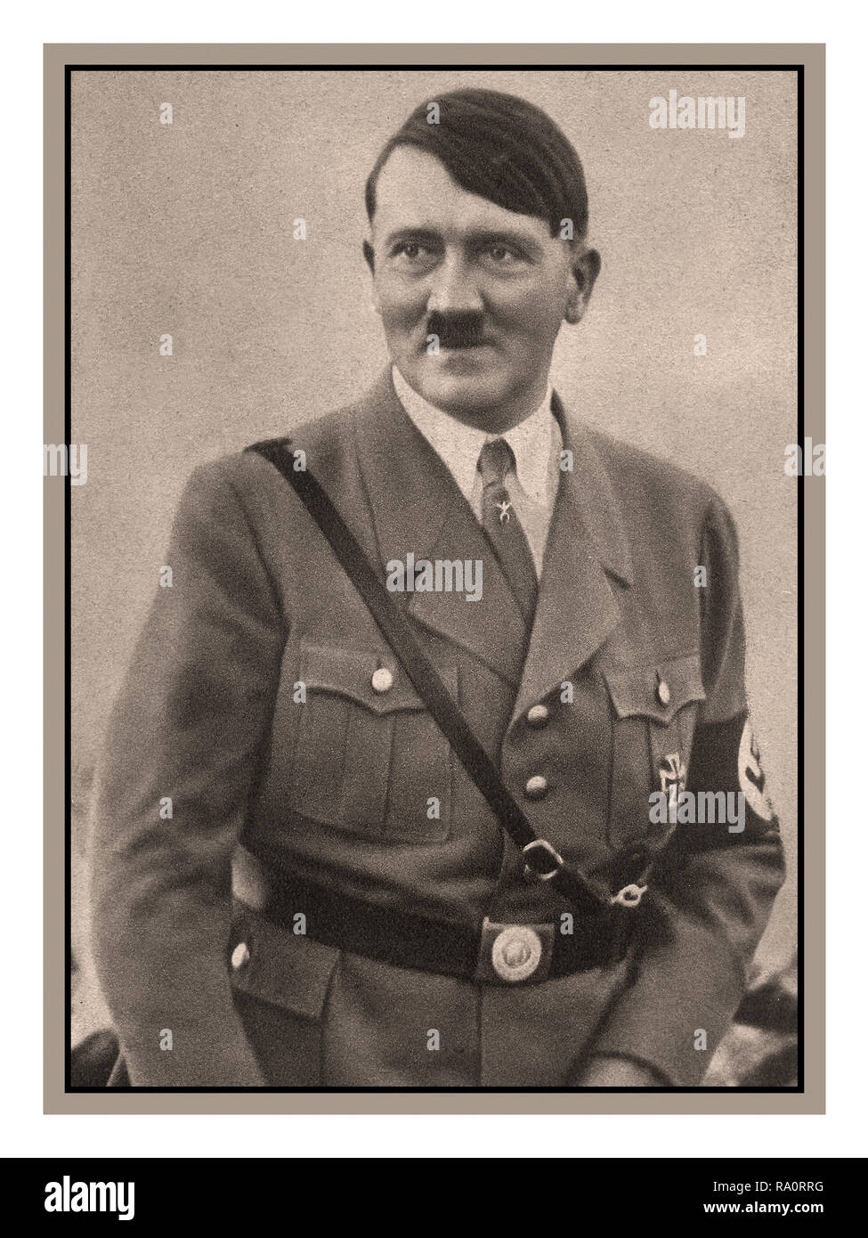 ADOLF HITLER 1933 Propaganda immagine da cartolina nazista di Adolf Hitler in uniforme con la fascia da braccio Swastika Foto Stock