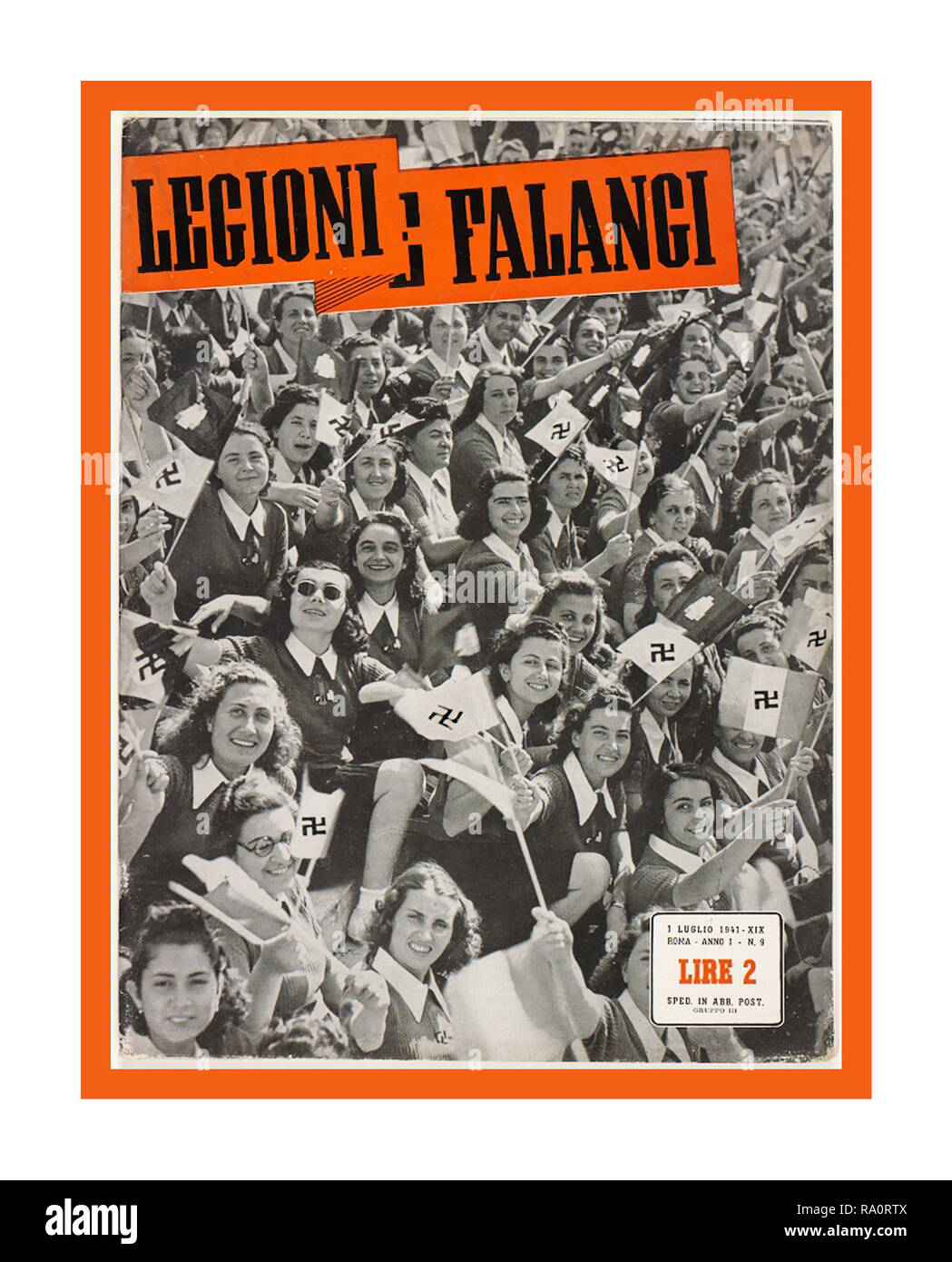 Vintage WW2 1941 Propaganda Stampa Italiana immagine della folla a Roma sventolando bandiere con la svastica a sostegno dell'alleanza tra la Germania nazista Adolf Hitler e Facist Italia dittatore Benito Mussolini "Legioni e falangi" "le legioni di soldati che marciano insieme per la lotta all'. Foto Stock