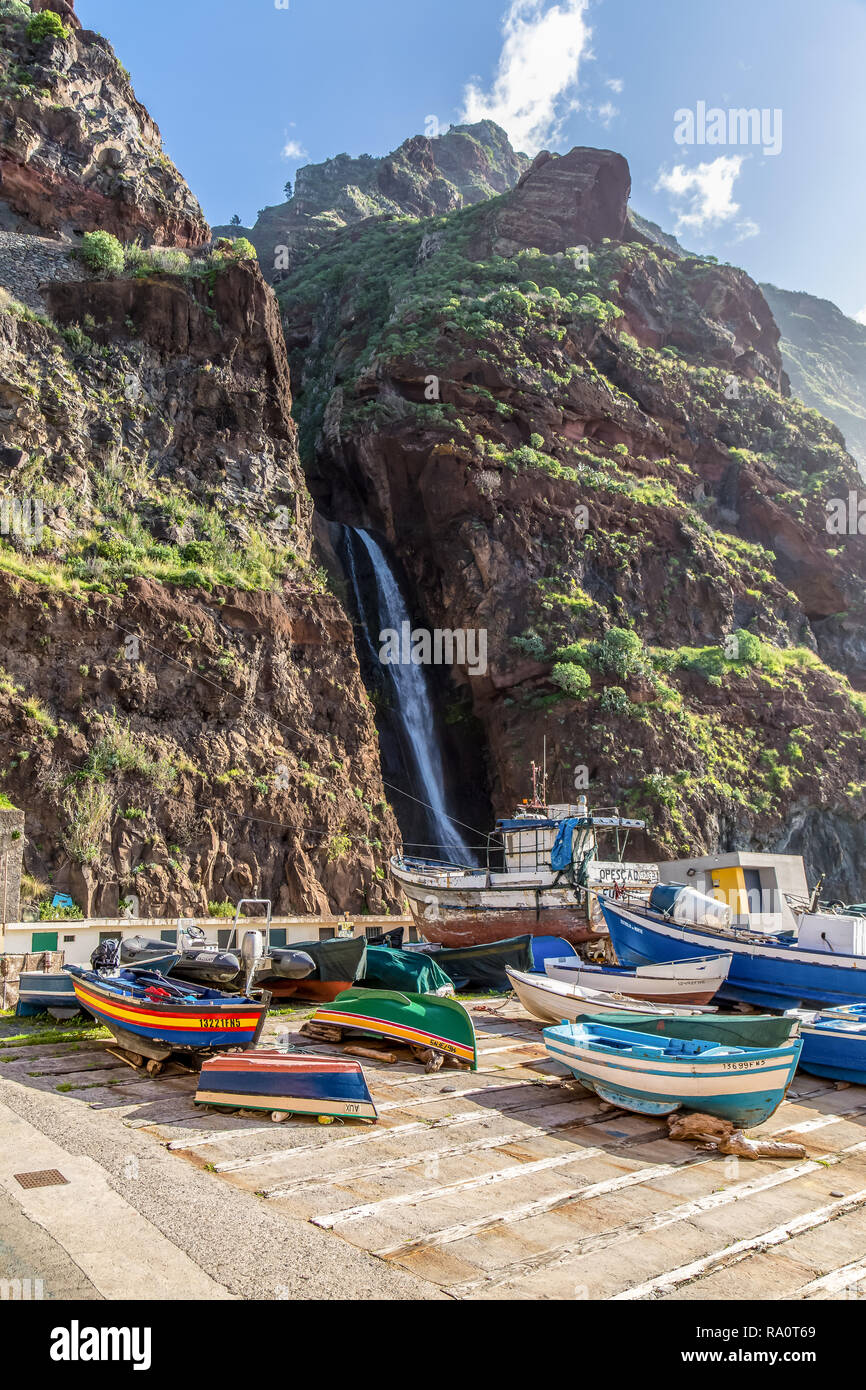 Una piccola cascata nella città costiera di Paul do Mar sull'isola portoghese di Madeira. Foto Stock