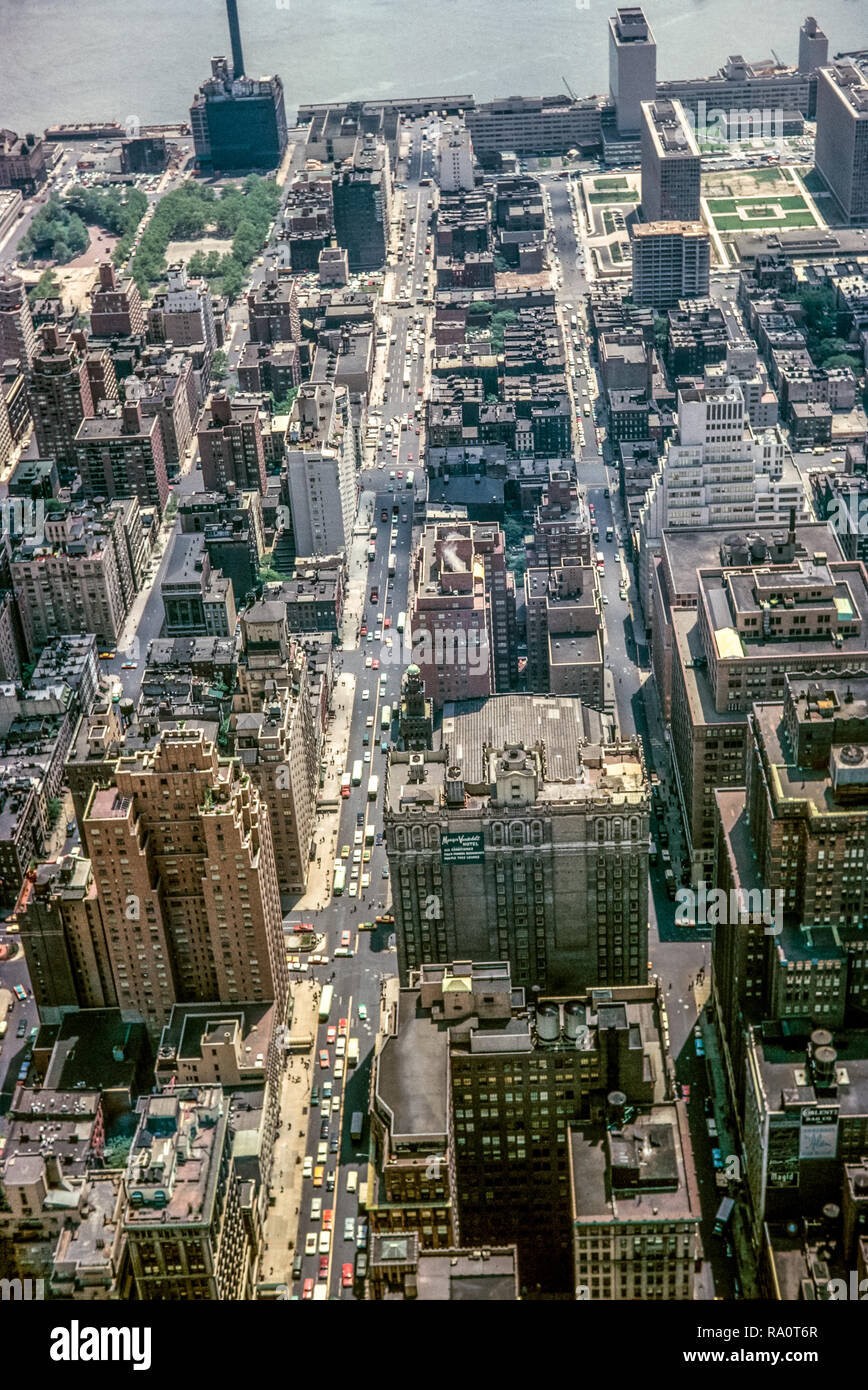 Giugno 1964. Vista dalla parte superiore dell'Empire State Building di New York City, guardando verso il basso East 34th Street e l'East River. Foto Stock
