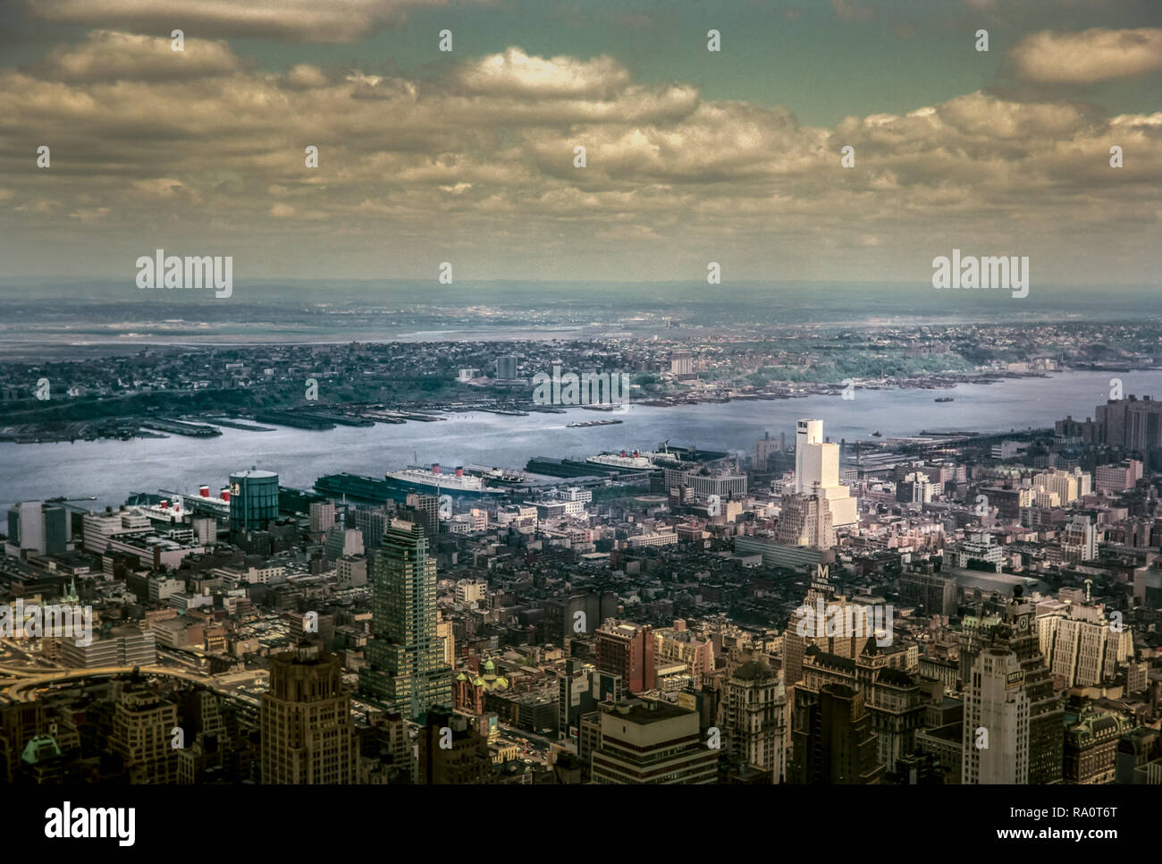 Giugno 1964. Vista guardando attraverso l'East River dalla parte superiore dell'Empire State Building di New York City. Molti Ocean Crociera può essere visto inserito Foto Stock