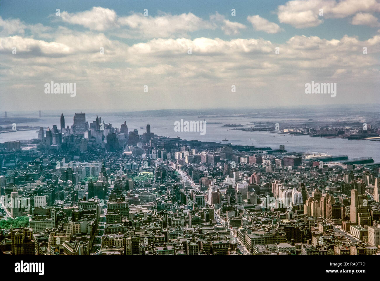Giugno 1964. Vista dalla parte superiore dell'Empire State Building, guardando verso la parte inferiore di Manhattan e la Statua della Libertà in lontananza. Foto Stock