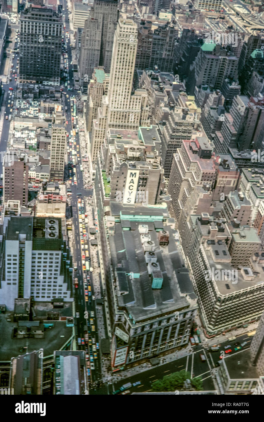 Giugno 1964. Vista dalla parte superiore dell'Empire State Building cercando East 34th Street con i grandi magazzini Macy in medio in primo piano. Foto Stock