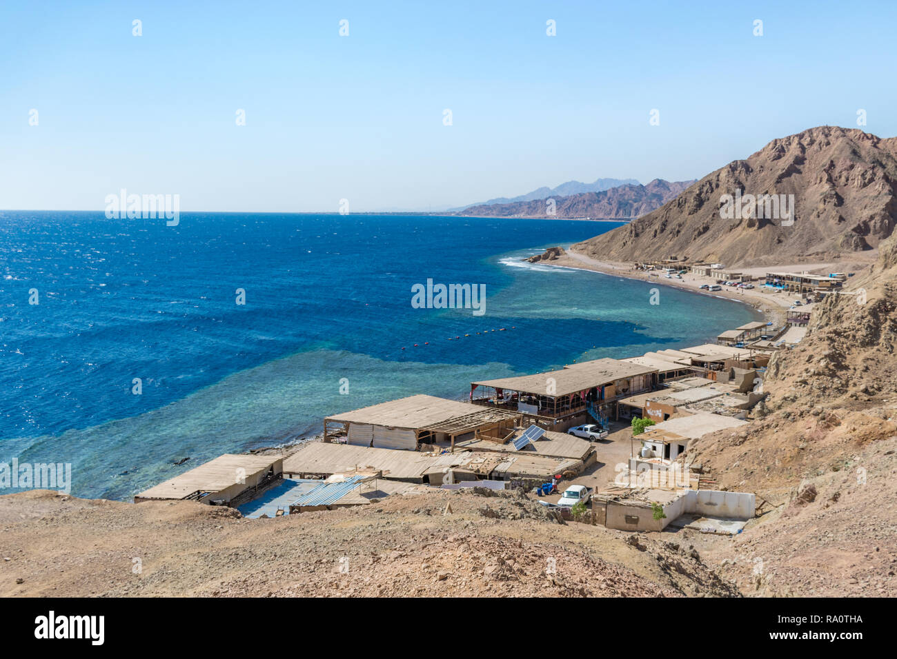 Blue Hole è una popolare località di immersione sul Sinai orientale, a pochi chilometri a nord di Dahab, Egitto sulla costa del Mar Rosso. Foto Stock