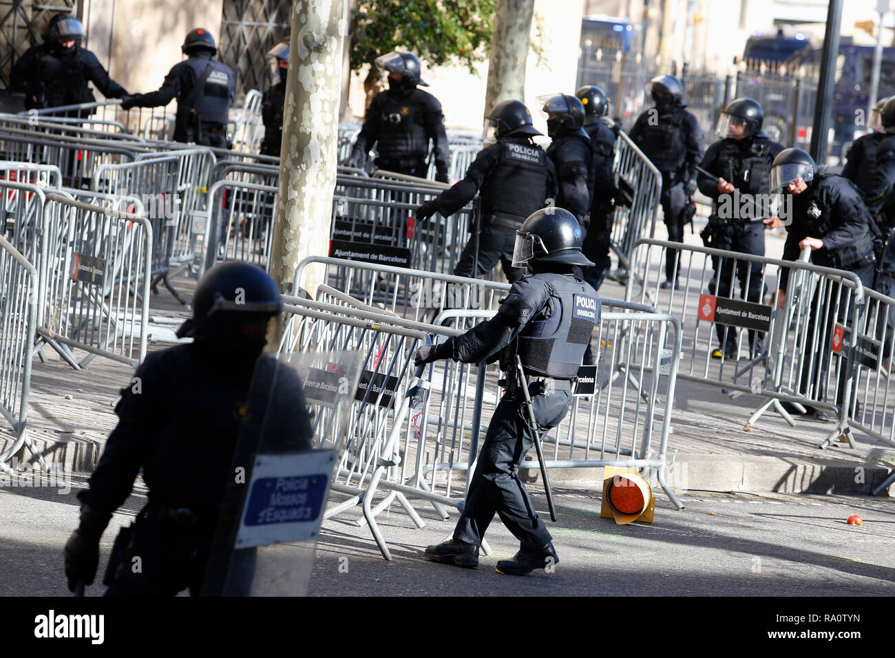 Barcellona / Spagna - Dicembre 21, 2018: Anti scontro tumulti cariche della polizia contro i manifestanti durante la protesta contro la celebrazione della spagnola Foto Stock