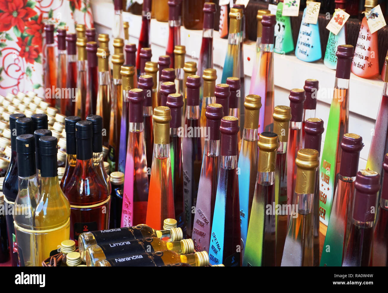 Rijeka, Croazia, Dicembre 29, 2018. Multicolore di bottiglie di vetro con tradizionali fatti in casa liquore alcolico esposte per la vendita presso lo stand Foto Stock