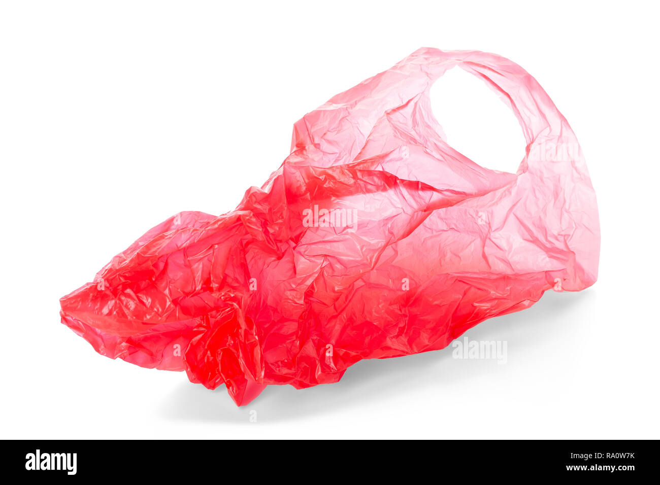 Rosso vuoto sacco dei rifiuti di plastica isolati su sfondo bianco, tracciato di ritaglio attorno al sacchetto, non tutto il cast shadow, inclusi. Foto Stock