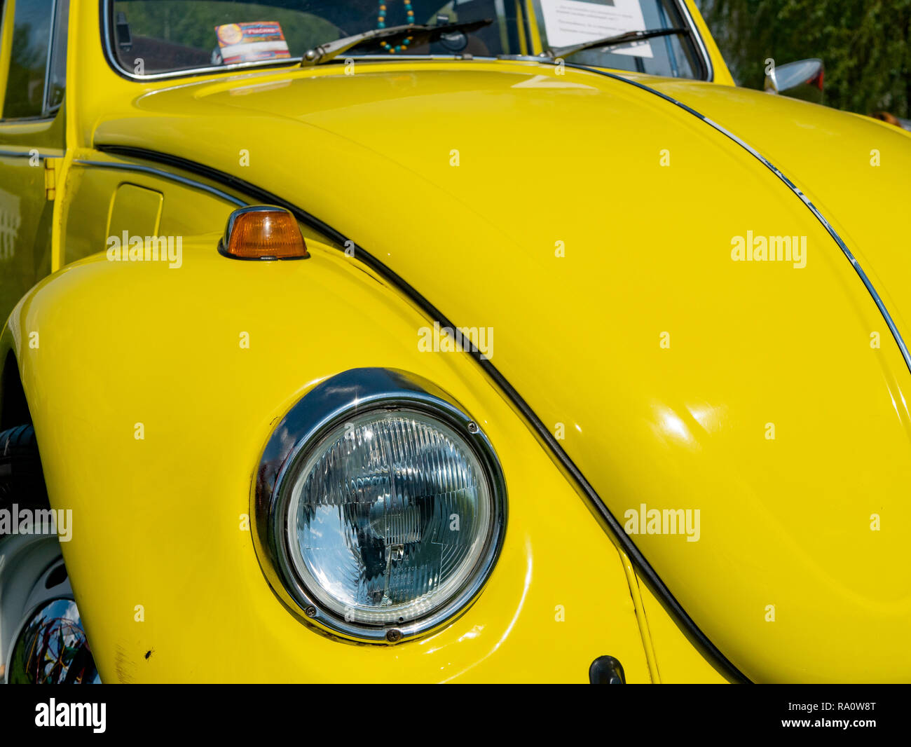 Kiev, Ucraina - 28 Aprile 2018: Closeup di colore giallo brillante maggiolone VW auto retrò con fari tondi Foto Stock