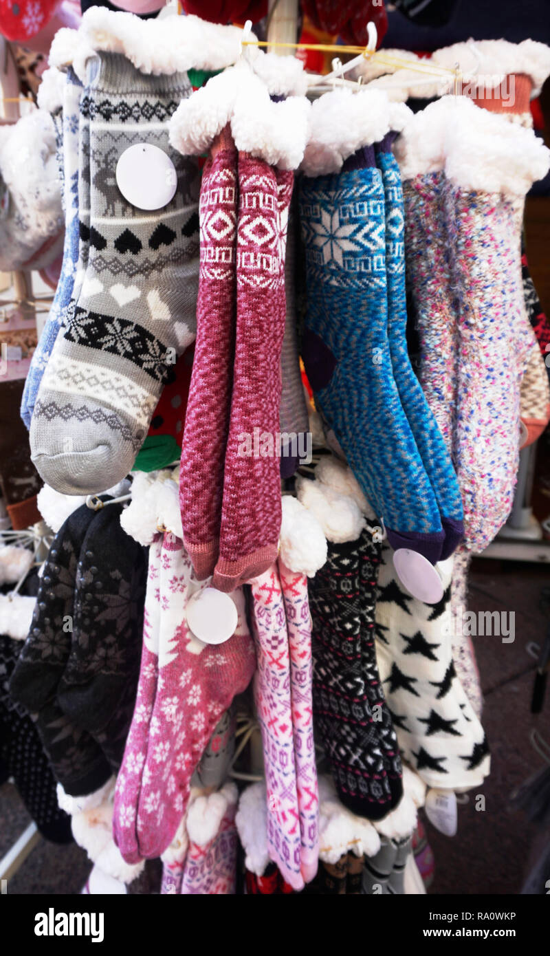 Inverno multicolori calze calde esposte per la vendita. Abbigliamento  invernale idee per i regali Foto stock - Alamy