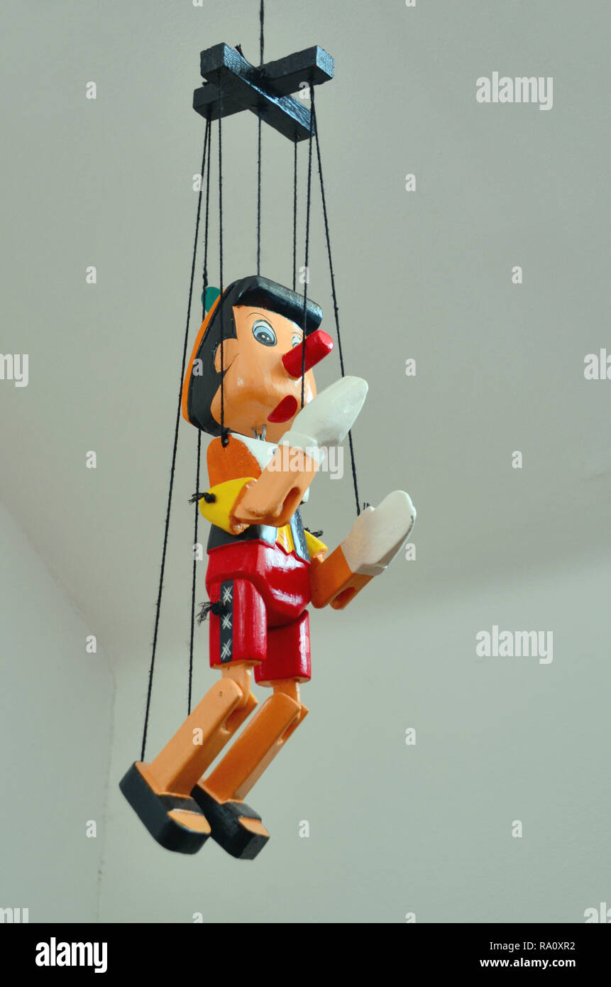 Pupazzo di legno di Pinocchio, il personaggio di fantasia dei bambini del romanzo Le avventure di Pinocchio (1883) da scrittore italiano Carlo Collodi. Foto Stock