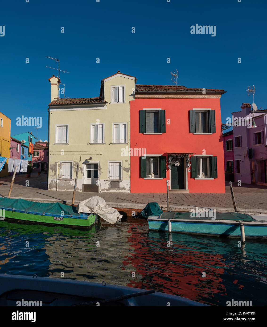 Edifici dipinti,Burano Venezia Italia. Foto Stock