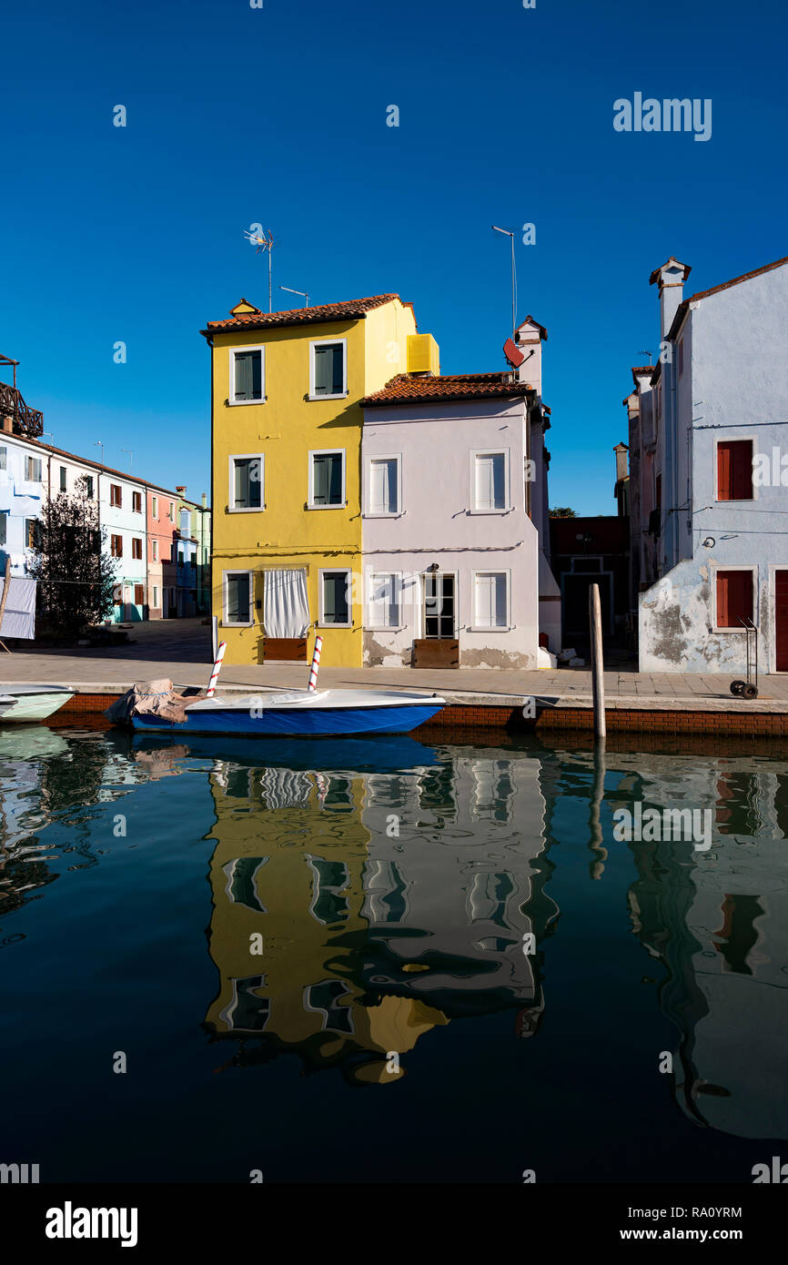 Dipinto di edifici e riflessioni, Burano, Venezia, Italia. Foto Stock