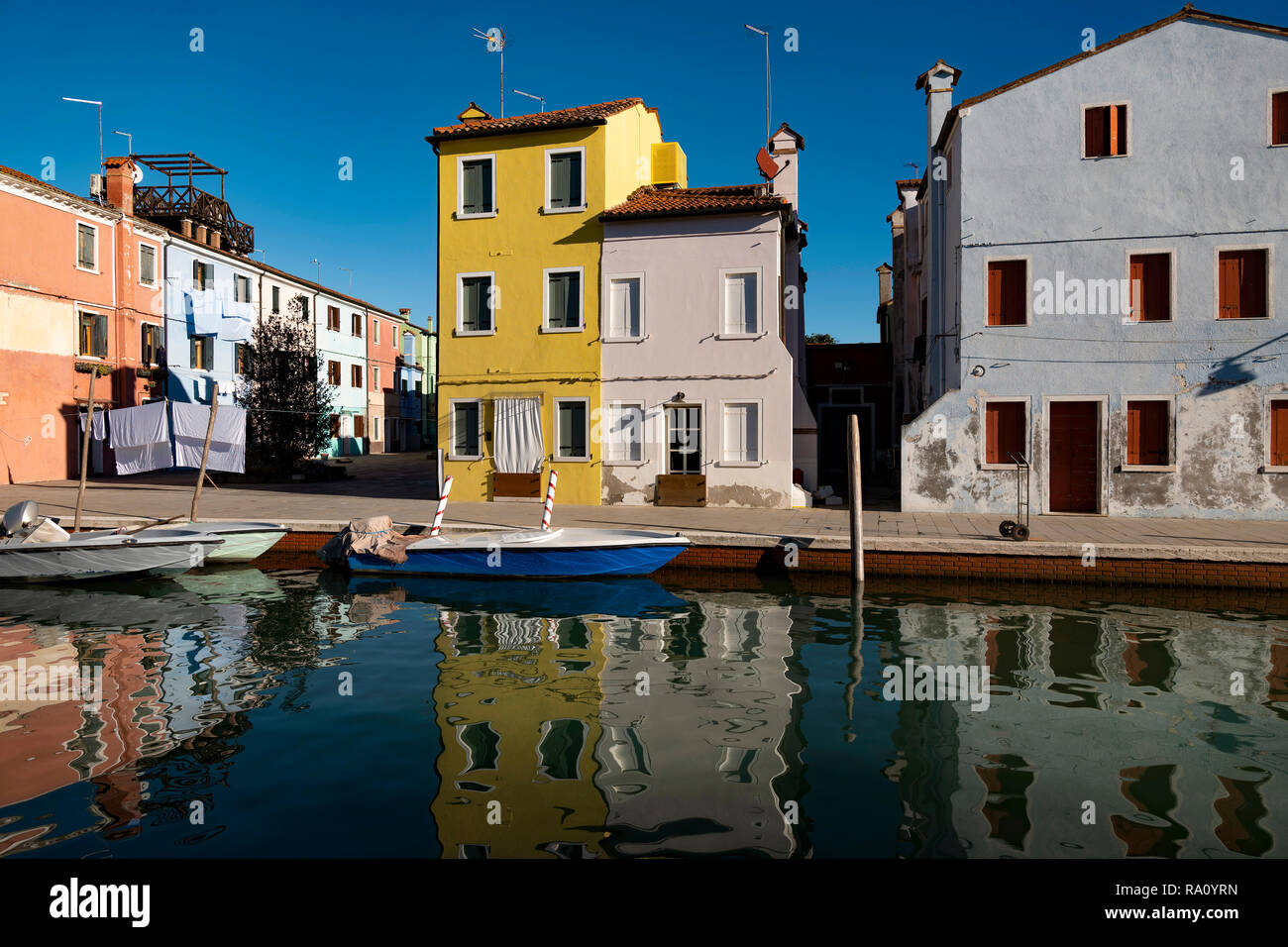 Dipinto di edifici e riflessioni, Burano, Venezia, Italia. Foto Stock