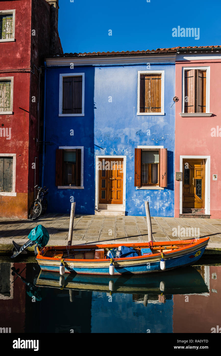 Edifici dipinti,Burano Venezia Italia. Foto Stock