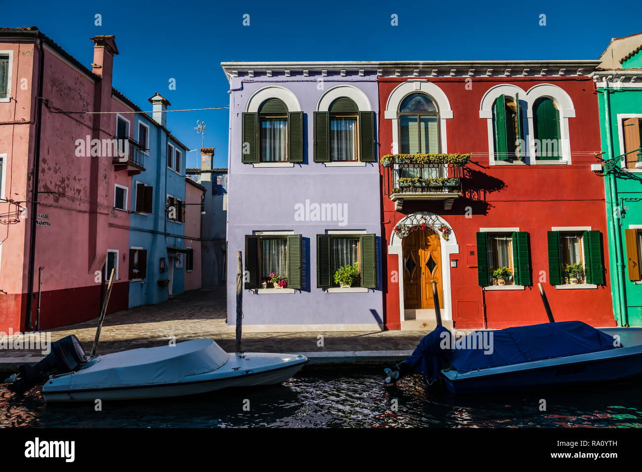 Edifici dipinti,Burano Venezia Italia. Foto Stock