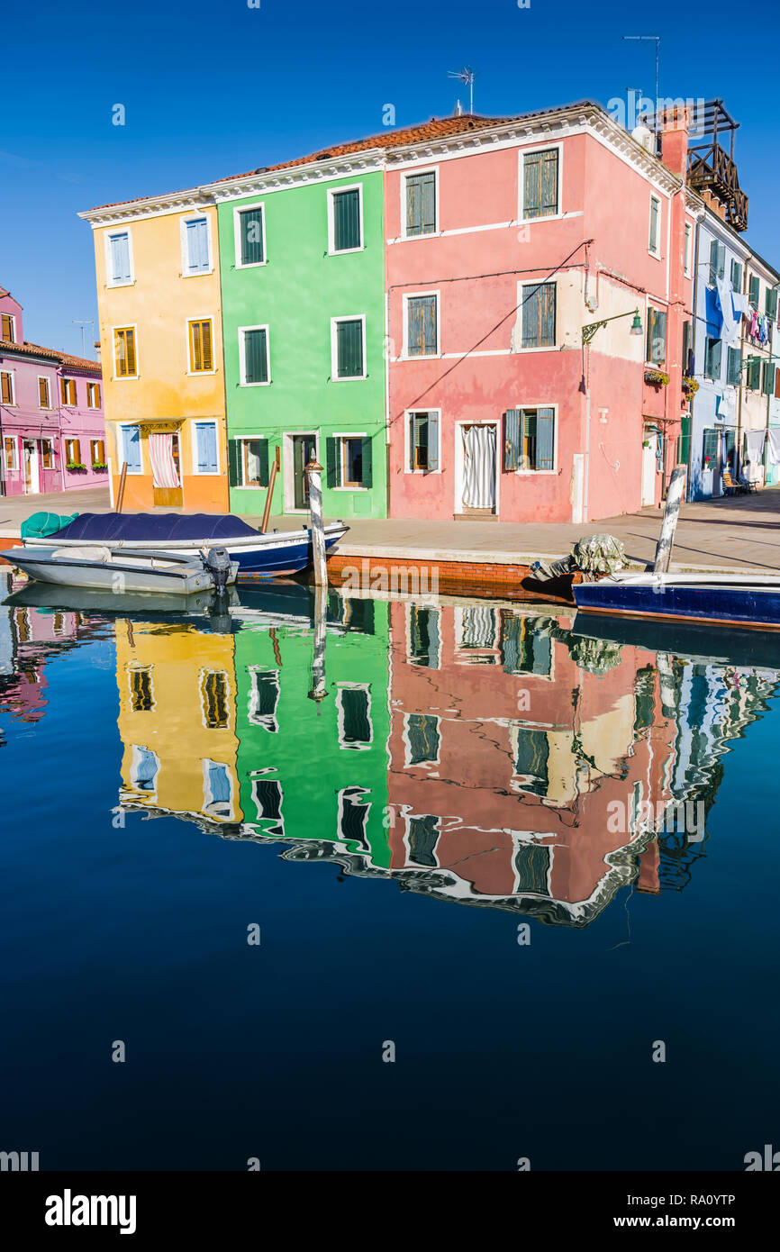 Dipinto di edifici e riflessioni, Burano, Venezia, Italia. Foto Stock