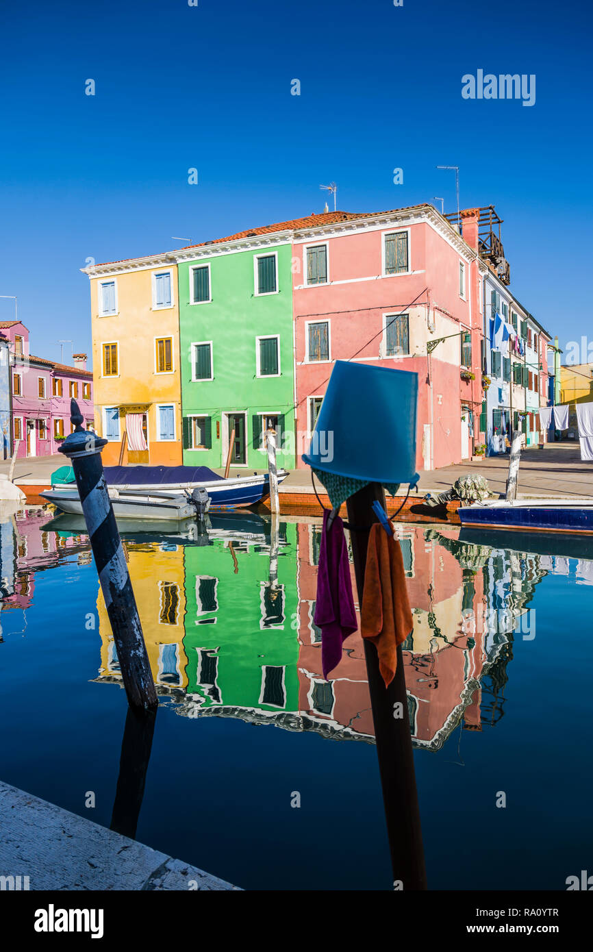 Dipinto di edifici e riflessioni, Burano, Venezia, Italia. Foto Stock