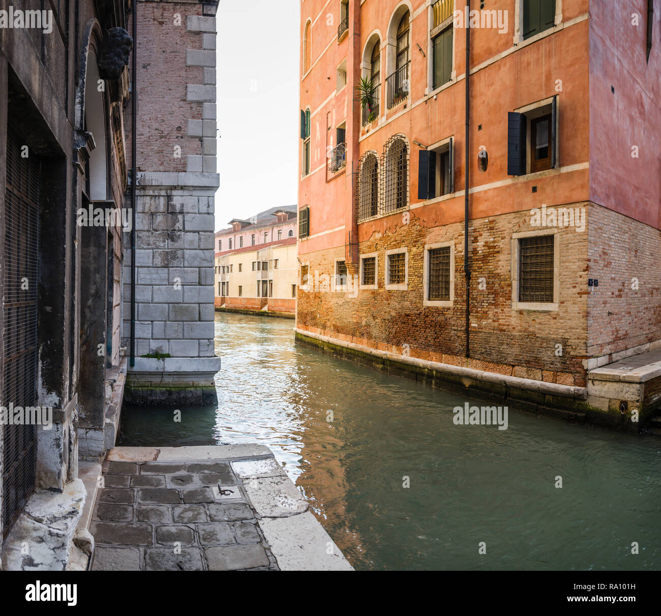 Canale laterale in segreto a Venezia, Italia. Foto Stock