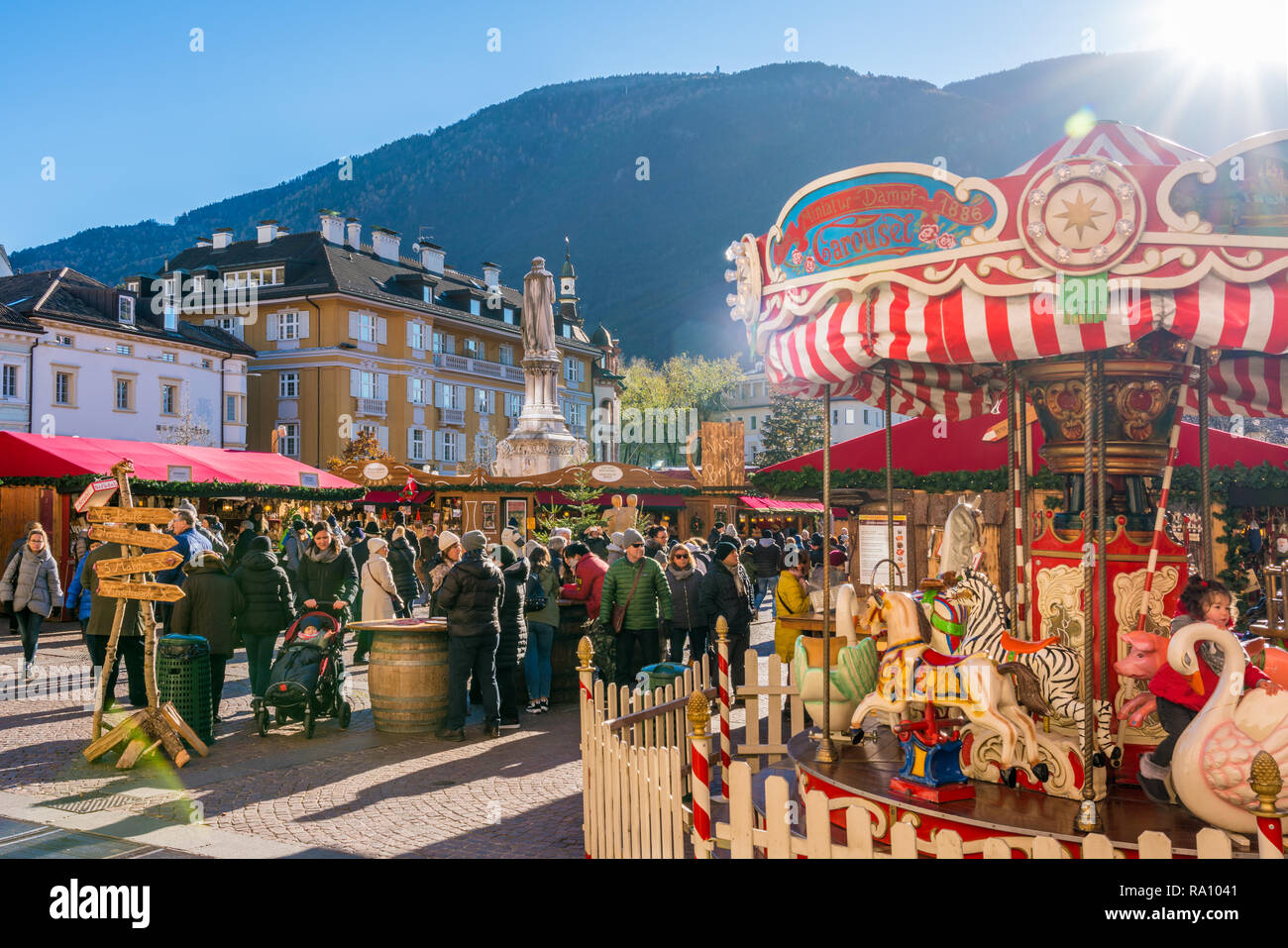 Mercatino di Natale di Bolzano su una soleggiata giornata invernale. Trentino Alto Adige, Italia. Foto Stock