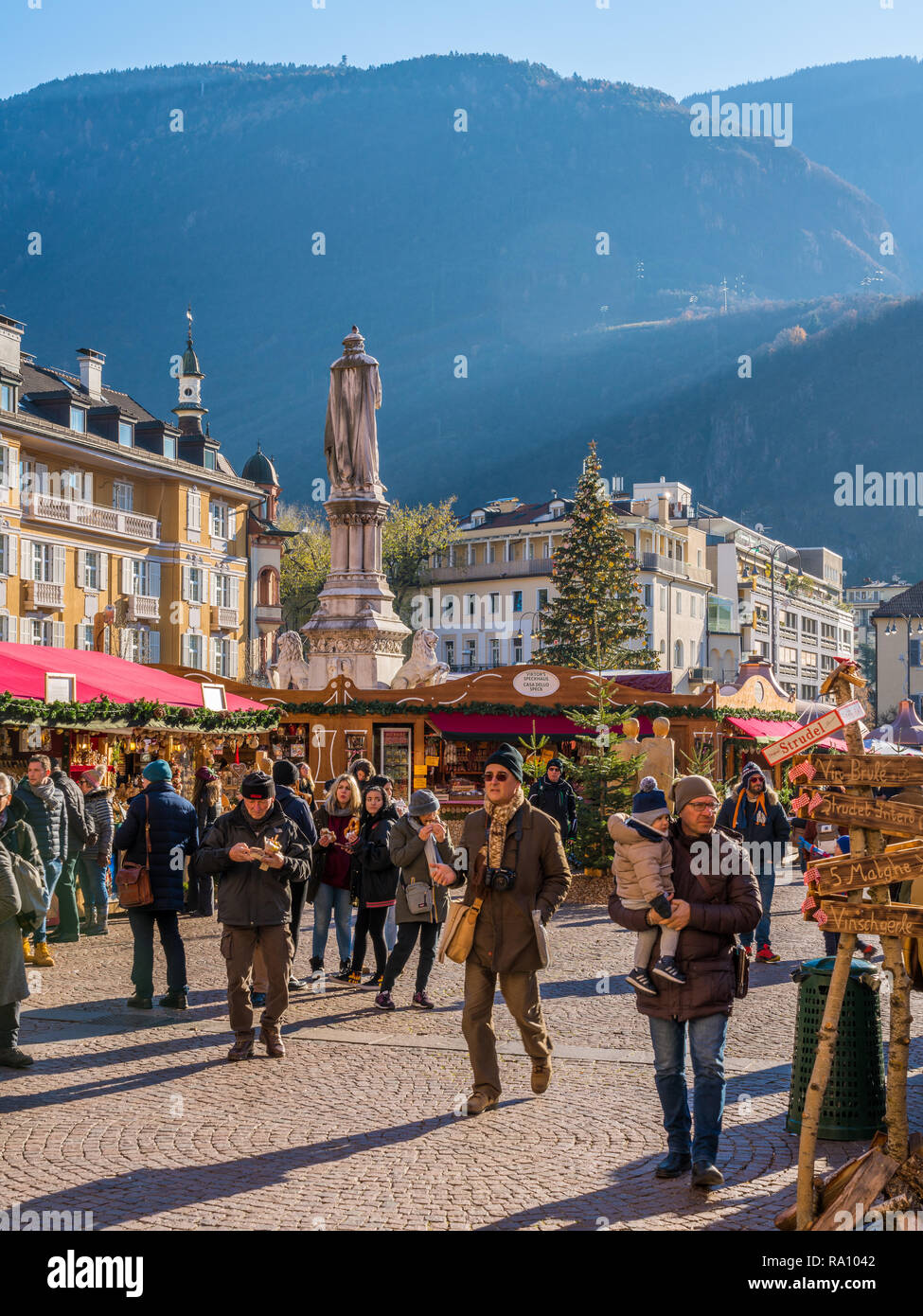 Mercatino di Natale di Bolzano su una soleggiata giornata invernale. Trentino Alto Adige, Italia. Foto Stock