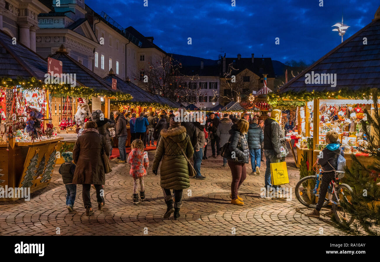 Bressanone il mercatino di Natale di sera. Trentino Alto Adige, Italia settentrionale. Foto Stock