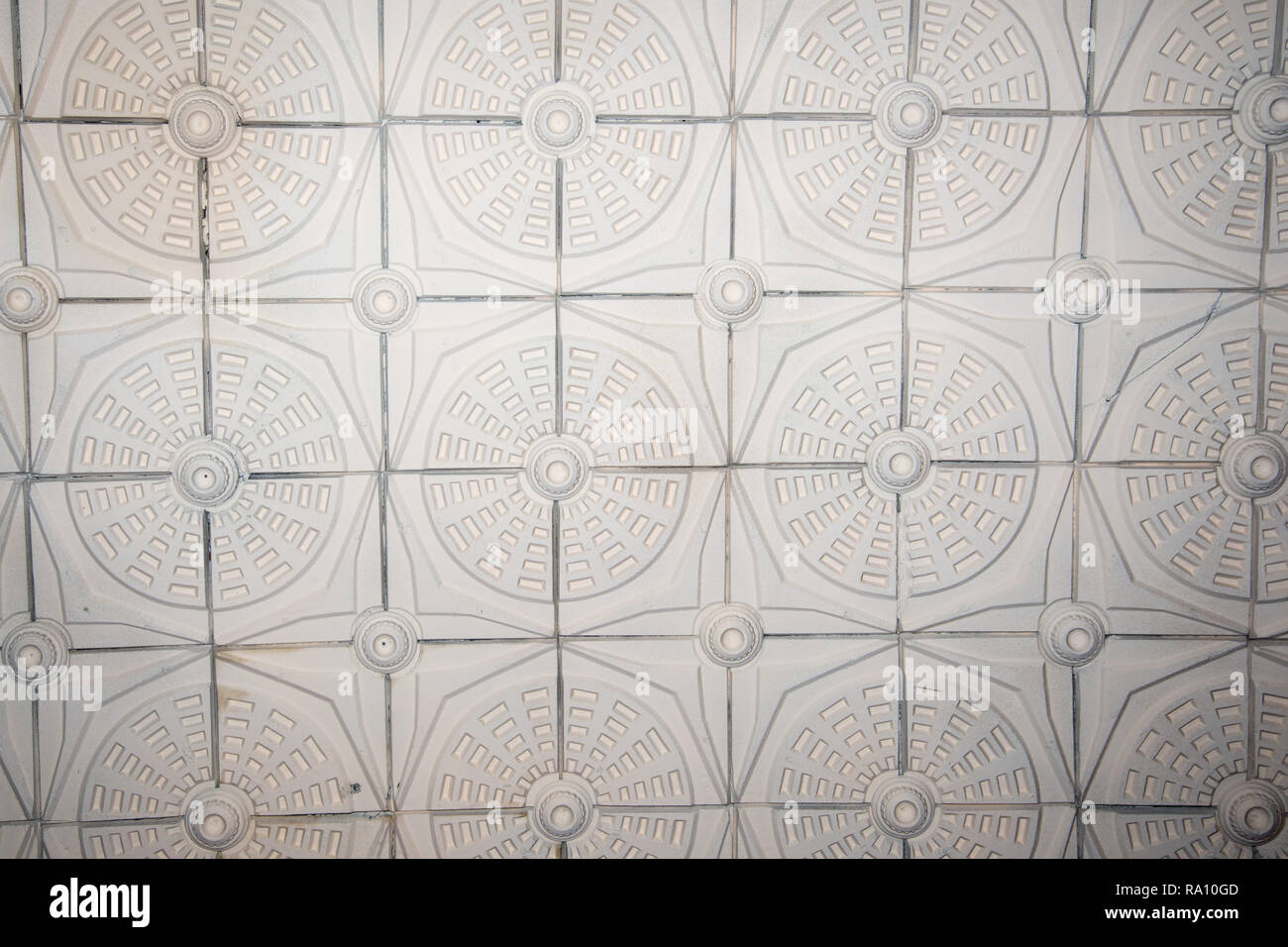 Antico soffitto in gesso con elementi floreali, gesso controsoffitto Foto Stock