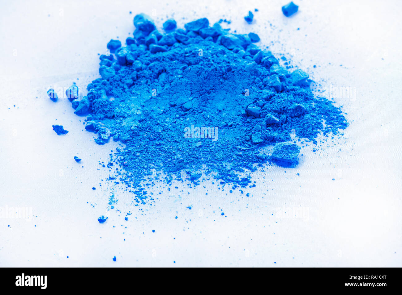 Colore blu sullo sfondo di polvere di gesso. Il colore blu delle particelle di polvere opener su sfondo bianco. Foto Stock