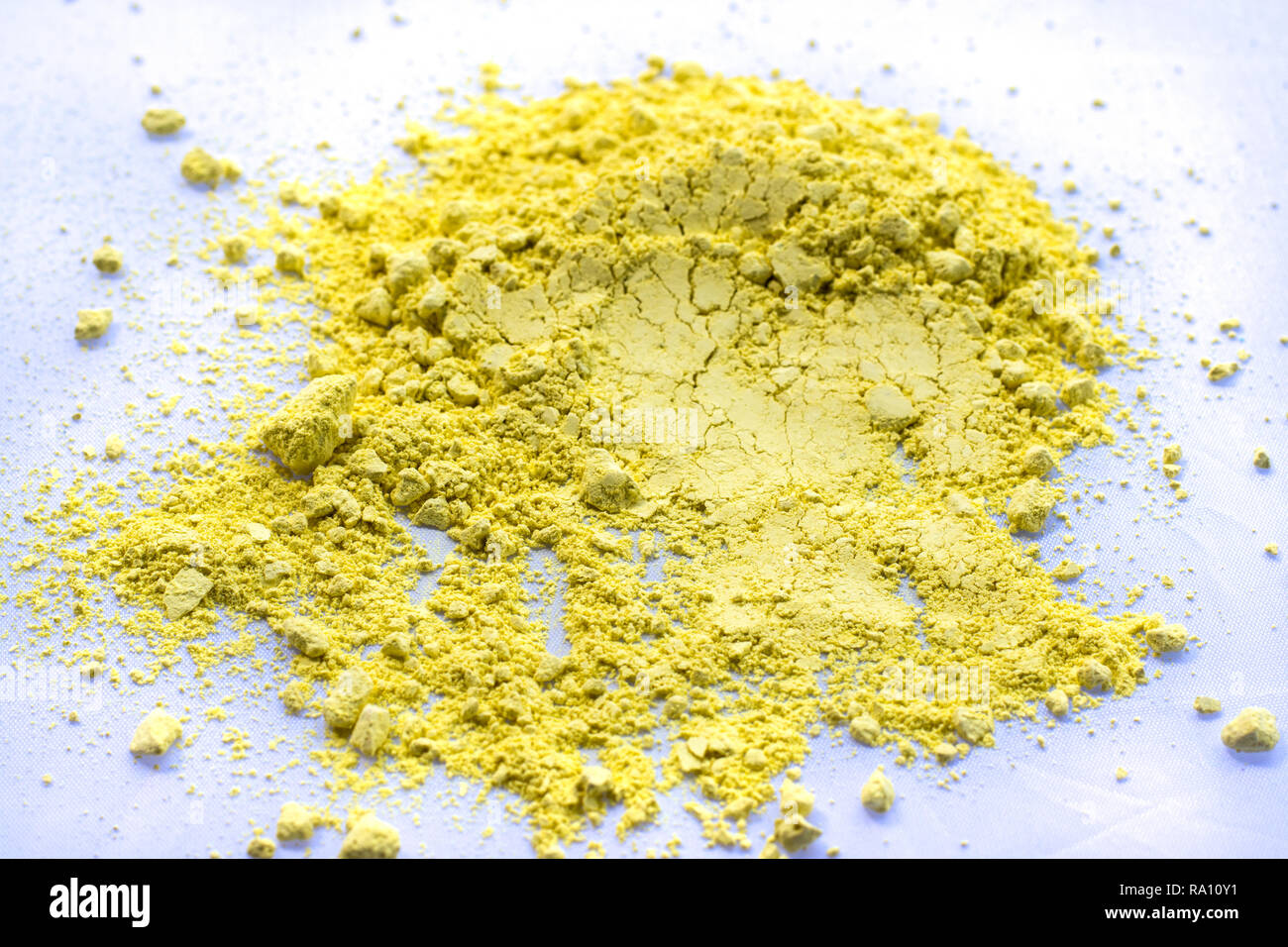 Colore giallo sfondo della polvere di gesso. Il colore giallo di particelle di polvere opener su sfondo bianco. Foto Stock