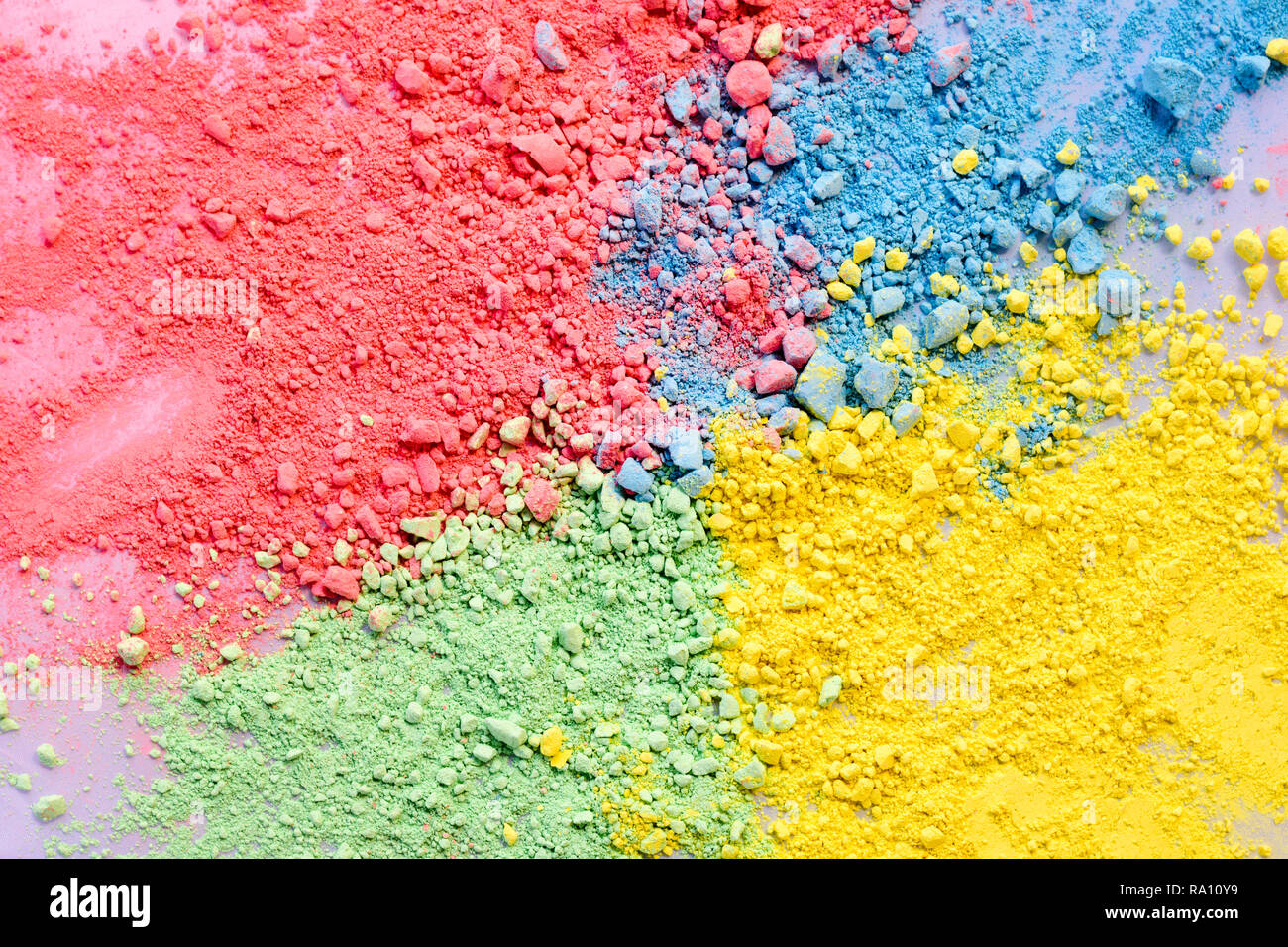 Il colore del pastello sbriciolato chalk close-up composizione sul libro bianco sullo sfondo Foto Stock
