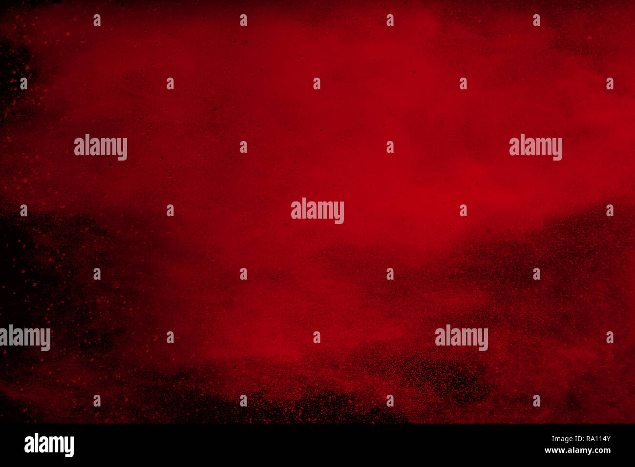Colore rosso in polvere cloud esplosione su sfondo nero Foto Stock