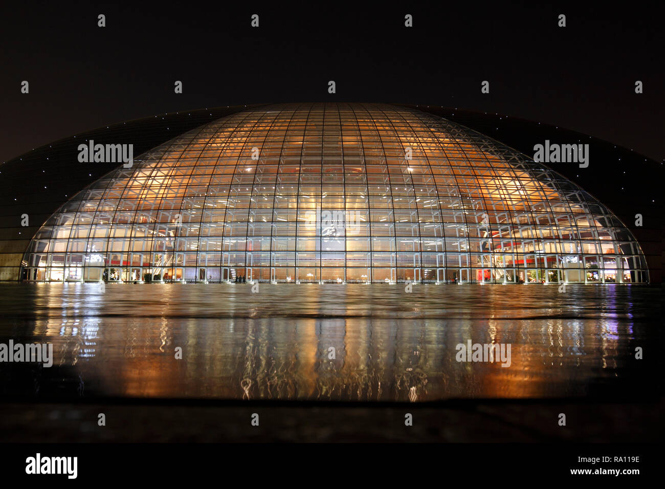 L'esterno di notte, Pechino Concert Hall progettata da architetto francese Paul Andreu. Cina, Pechino, Foto Stock