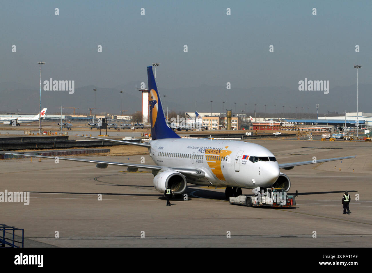 737-700 Beoing Mongolian Airlines. Bandiera nazionale carrier, Ailrlines mongola. Spingere fuori all'Aeroporto Internazionale Capital di Pechino, Cina. Foto Stock